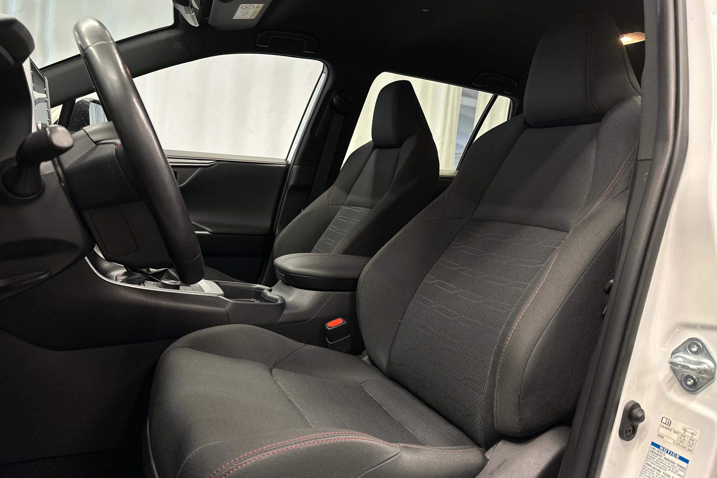 valkoinen Toyota RAV4 Plug-in 2021 kuva 13.