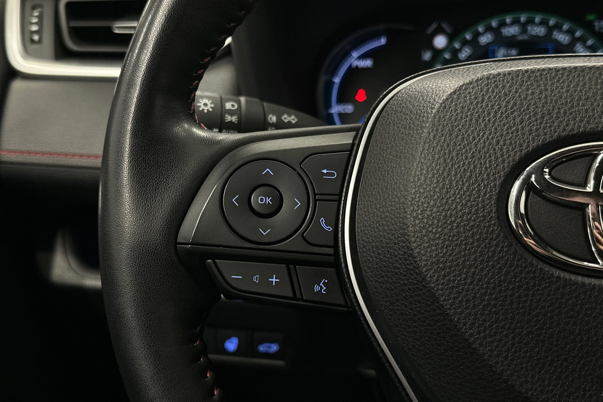 valkoinen Toyota RAV4 Plug-in 2021 kuva 16.