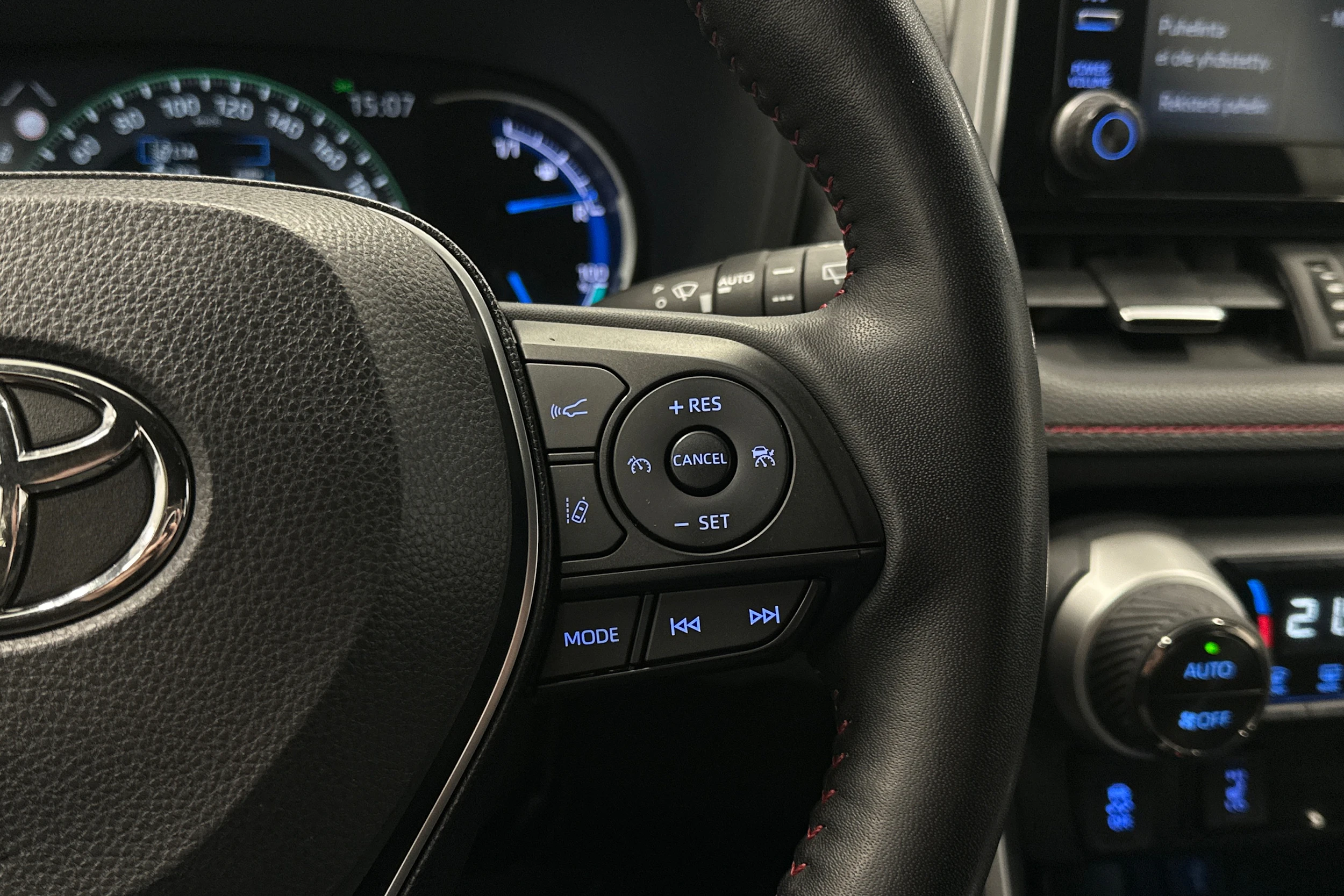 valkoinen Toyota RAV4 Plug-in 2021 kuva 17.