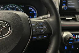 valkoinen Toyota RAV4 Plug-in 2021 kuva 17.