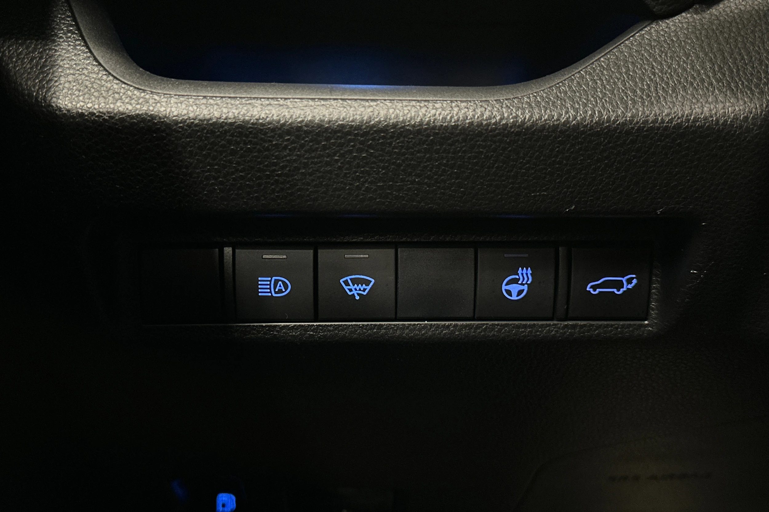 valkoinen Toyota RAV4 Plug-in 2021 kuva 18.