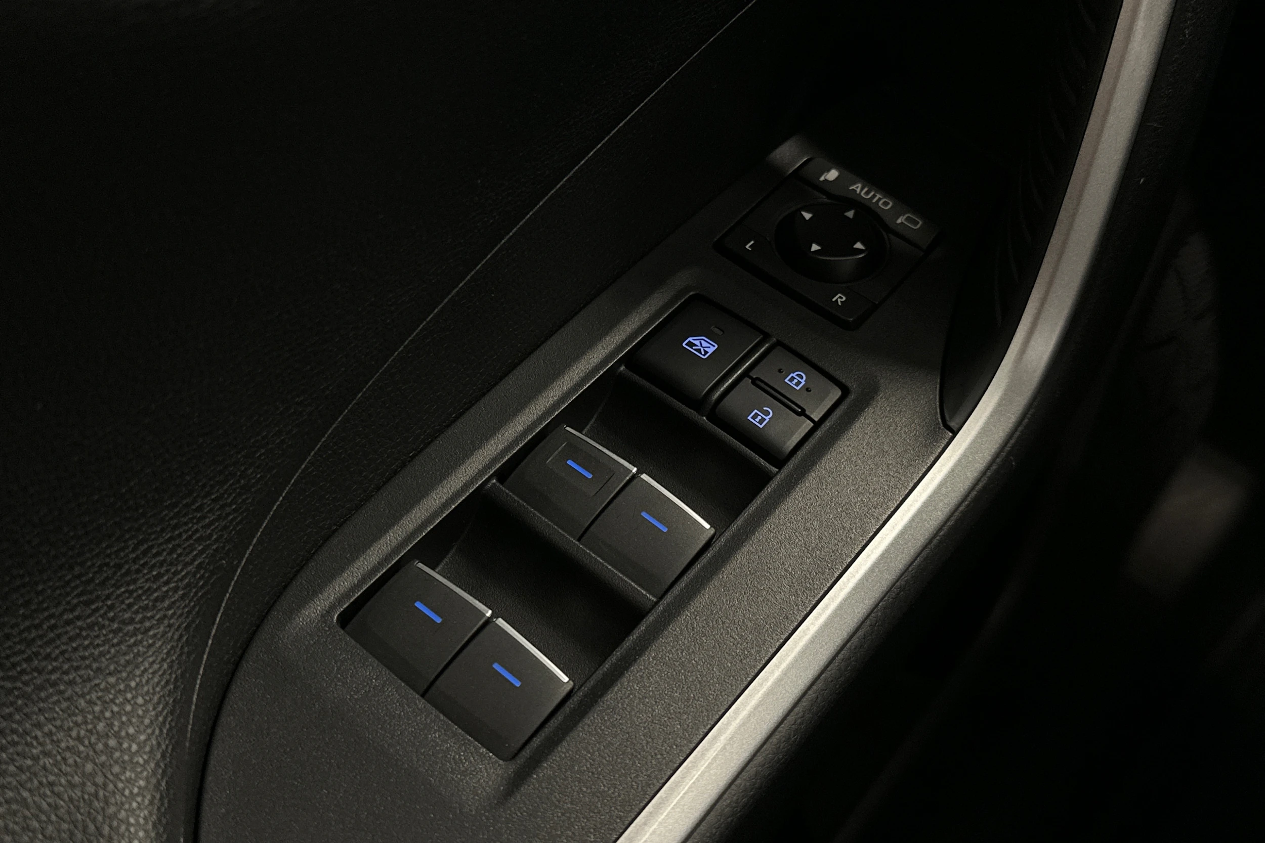 valkoinen Toyota RAV4 Plug-in 2021 kuva 25.