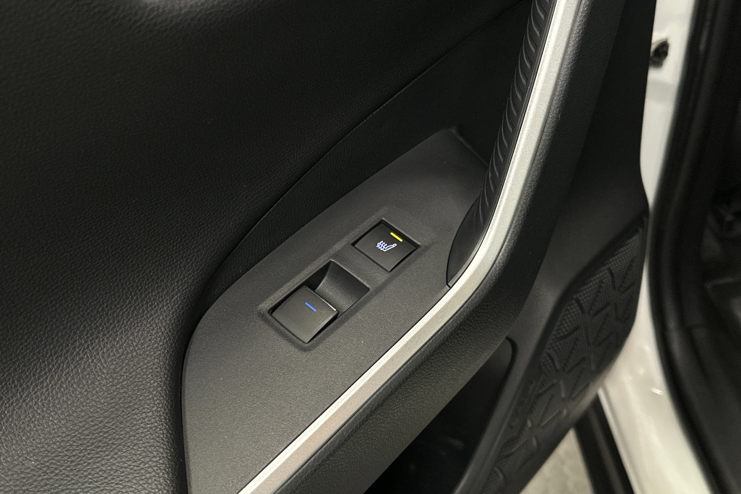 valkoinen Toyota RAV4 Plug-in 2021 kuva 26.