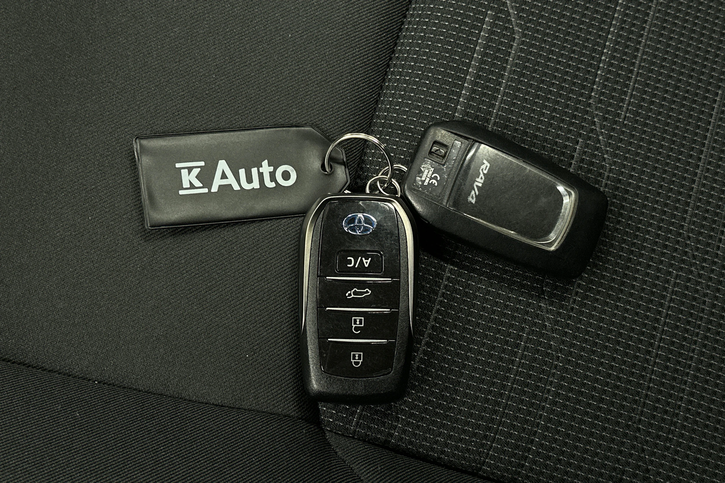 valkoinen Toyota RAV4 Plug-in 2021 kuva 27.