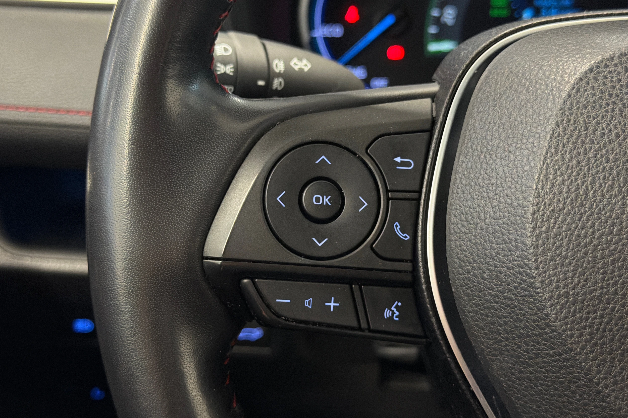 harmaa Toyota RAV4 Plug-in 2021 kuva 17.