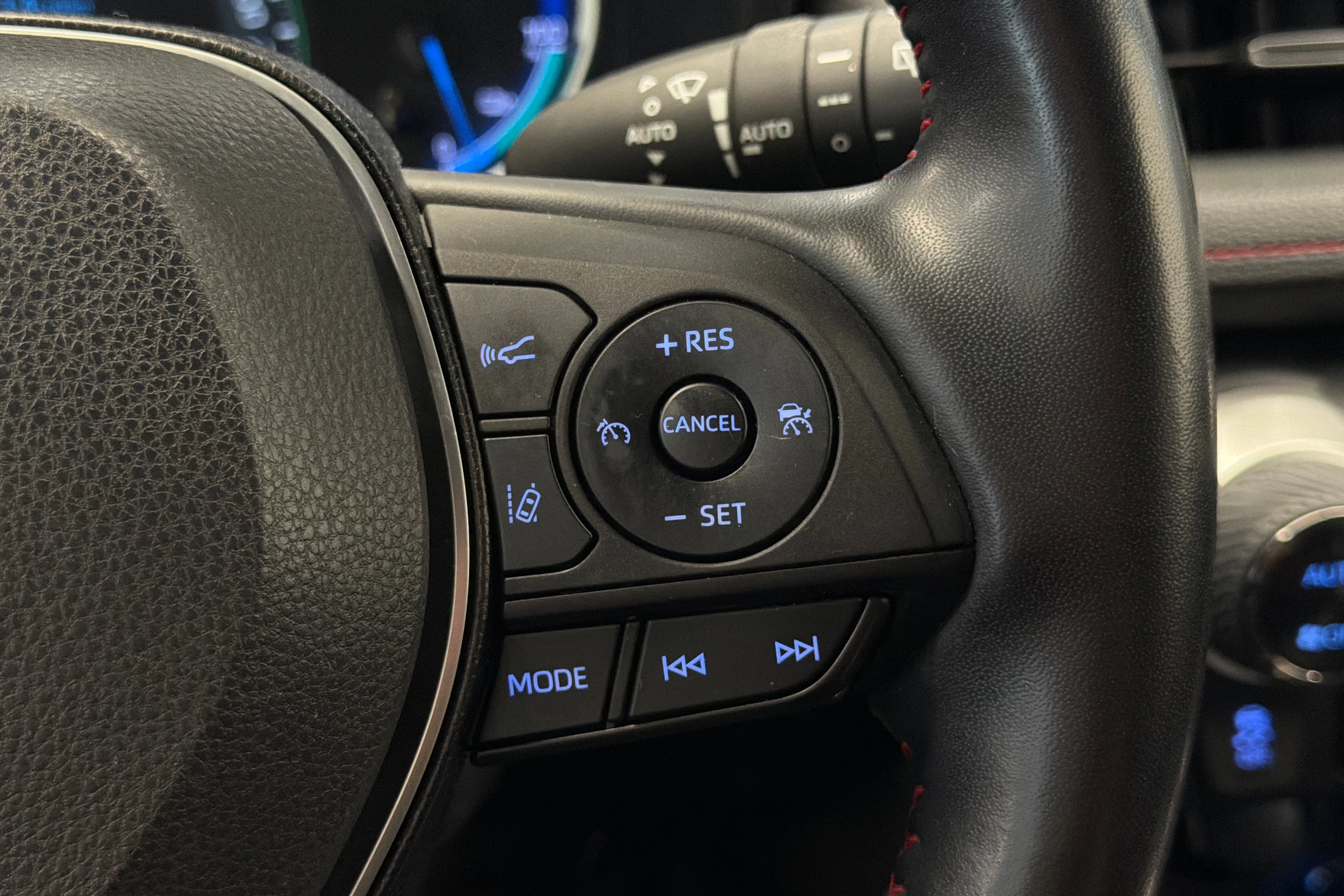 harmaa Toyota RAV4 Plug-in 2021 kuva 18.