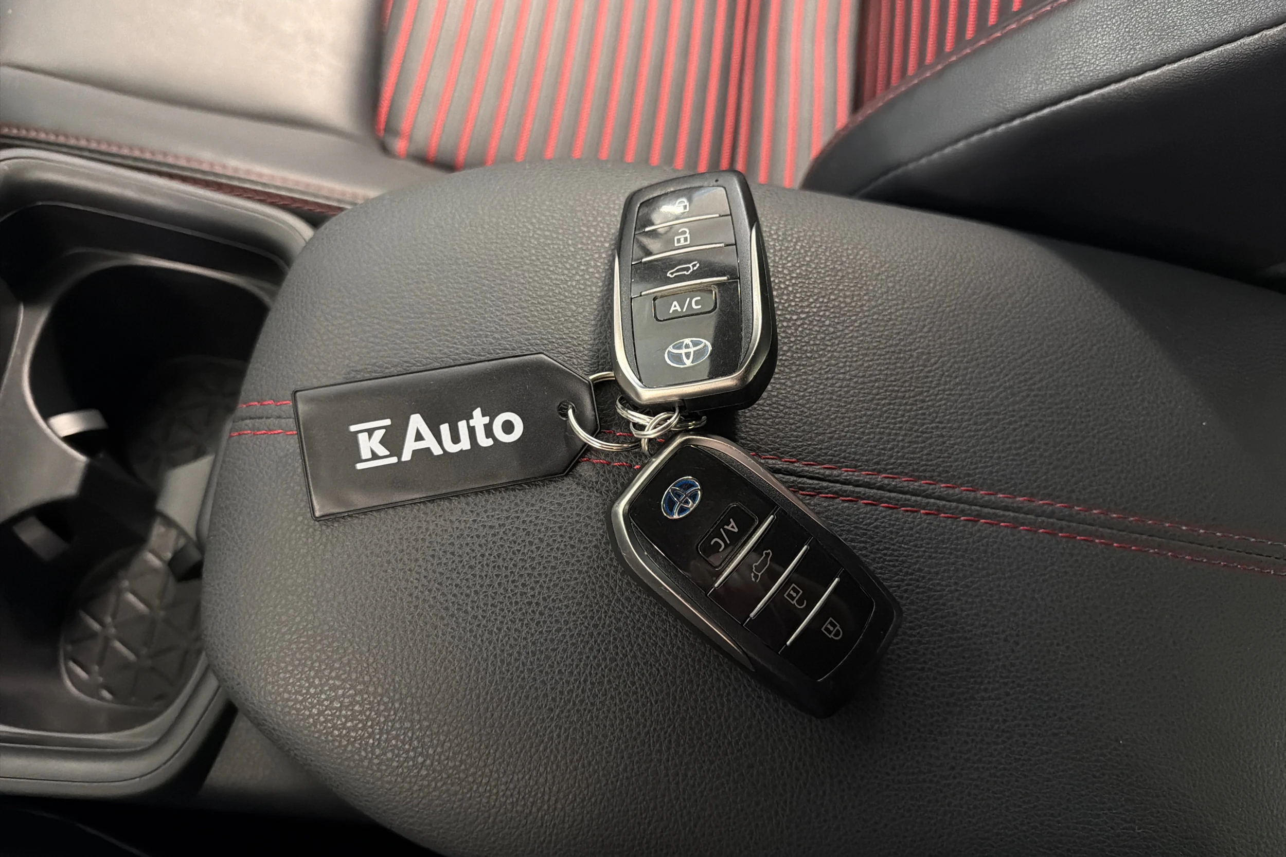 harmaa Toyota RAV4 Plug-in 2021 kuva 31.