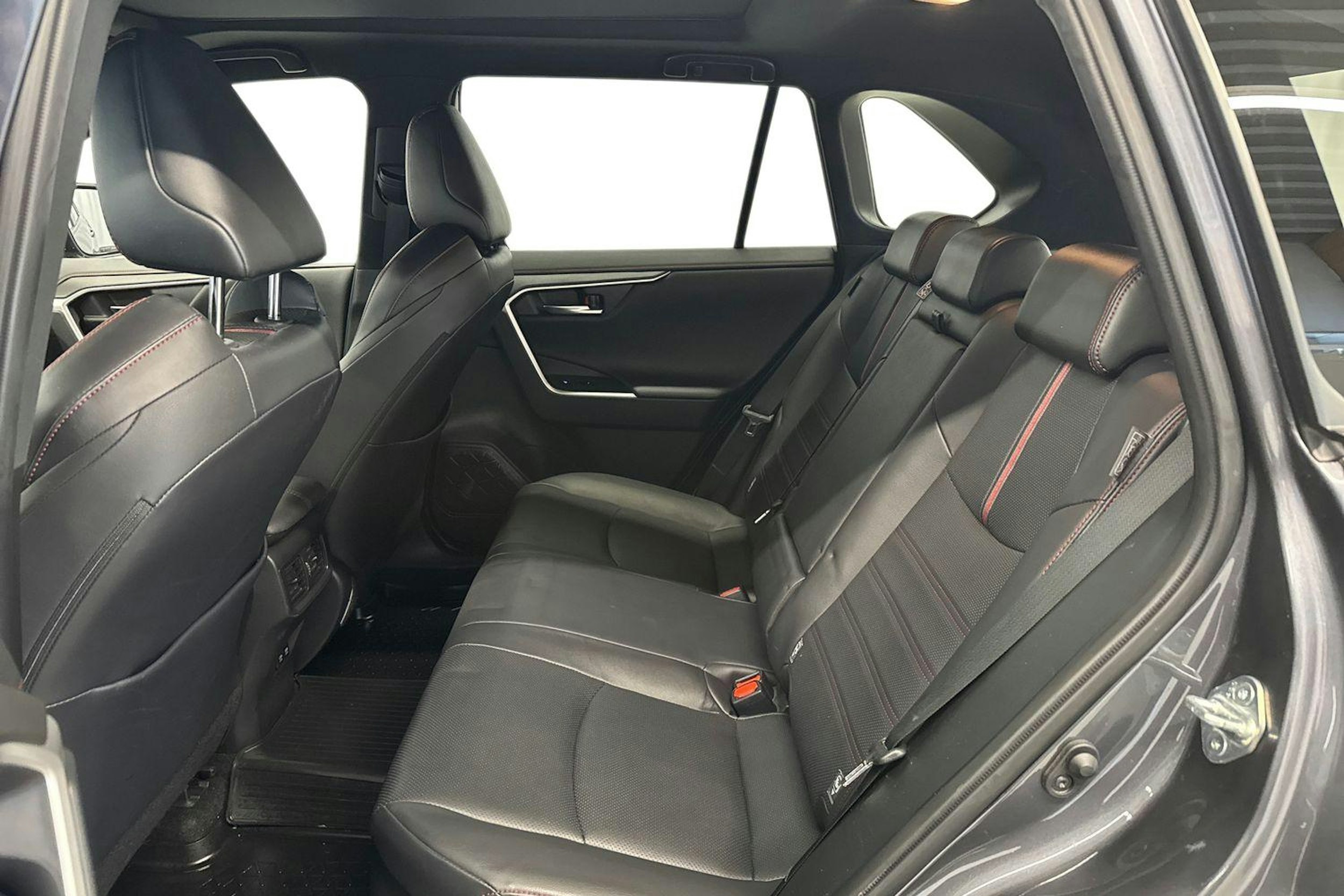 Harmaa Toyota RAV4 Plug-in 2021 kuva 10.