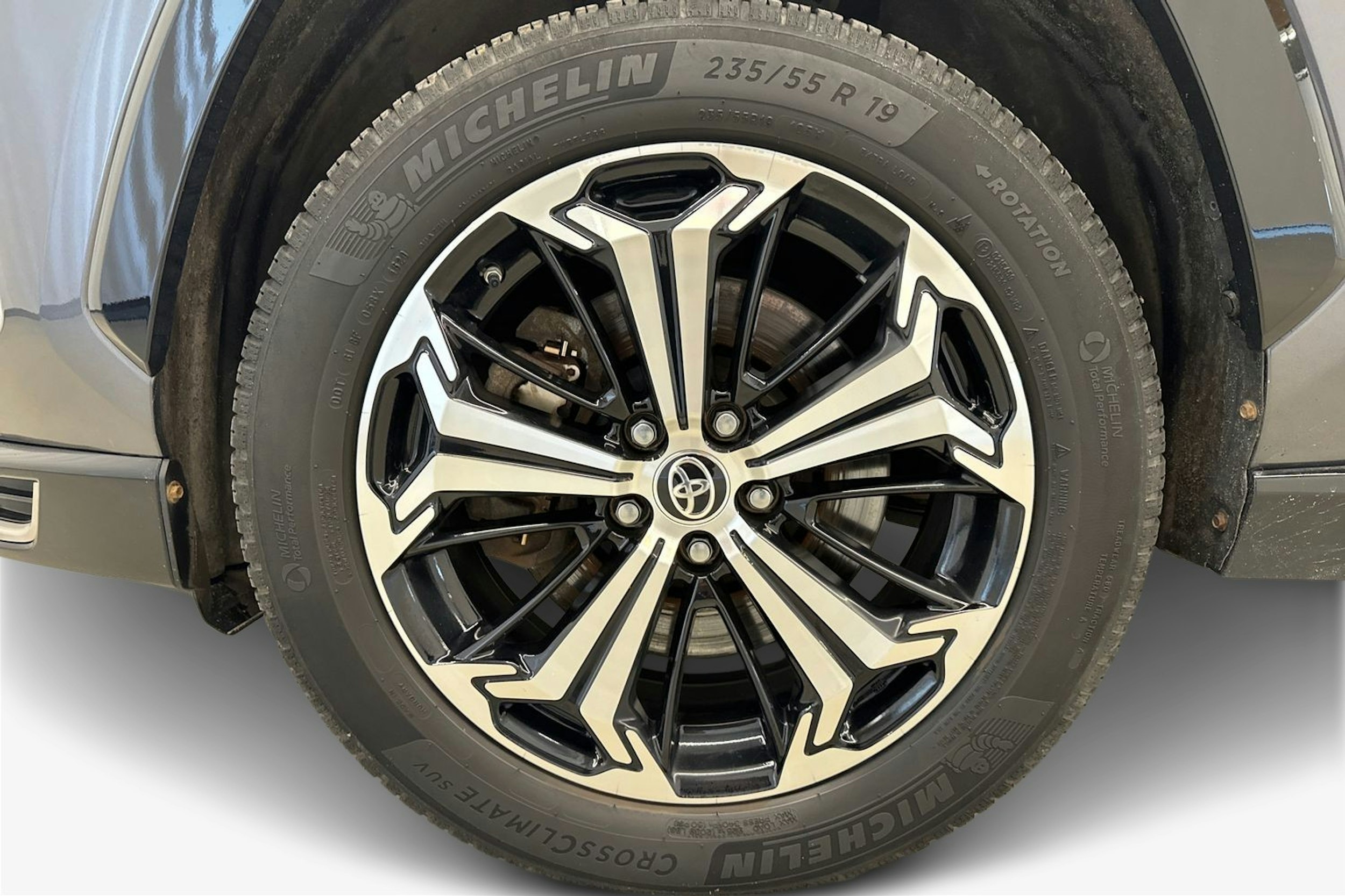Harmaa Toyota RAV4 Plug-in 2021 kuva 11.