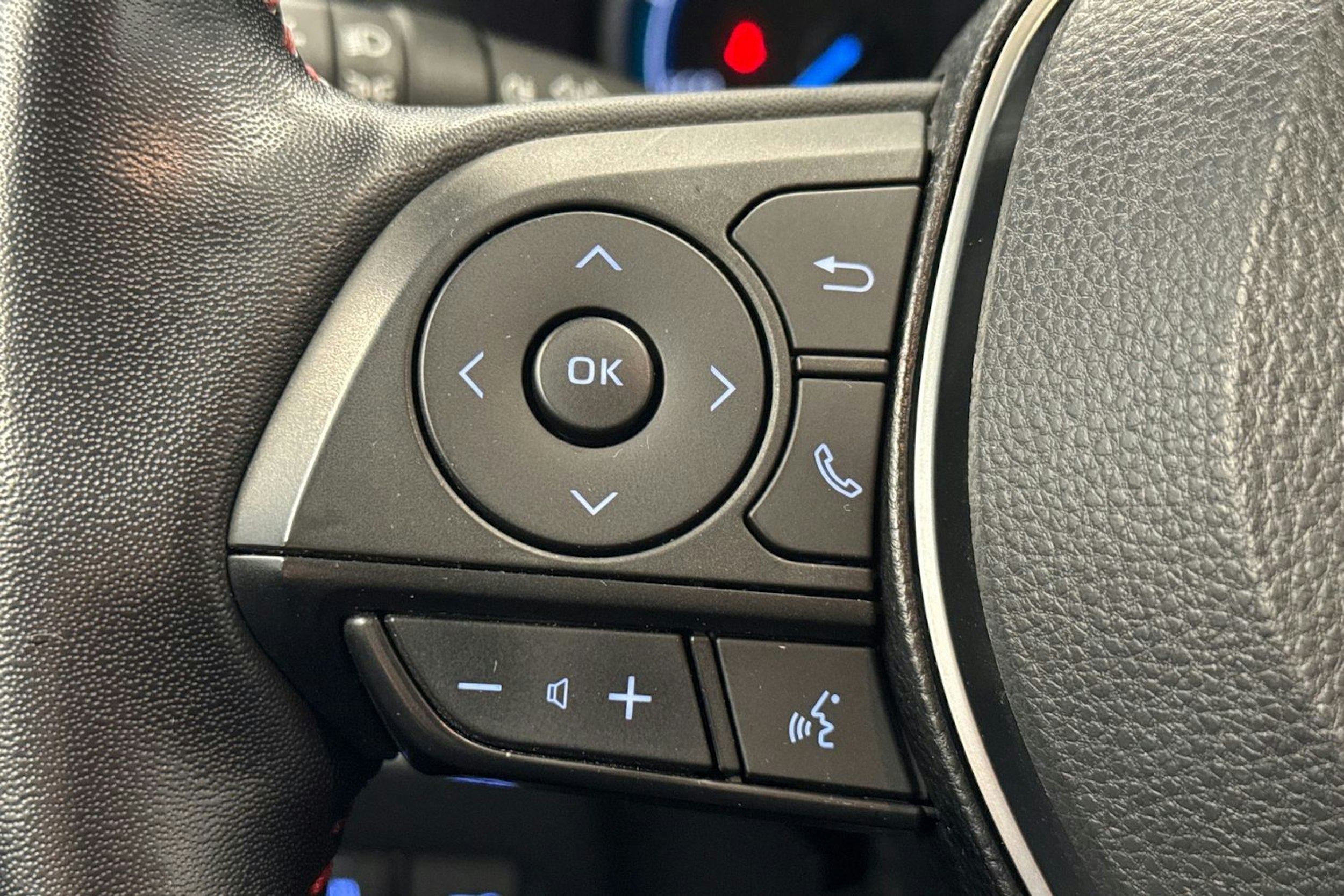 Harmaa Toyota RAV4 Plug-in 2021 kuva 15.