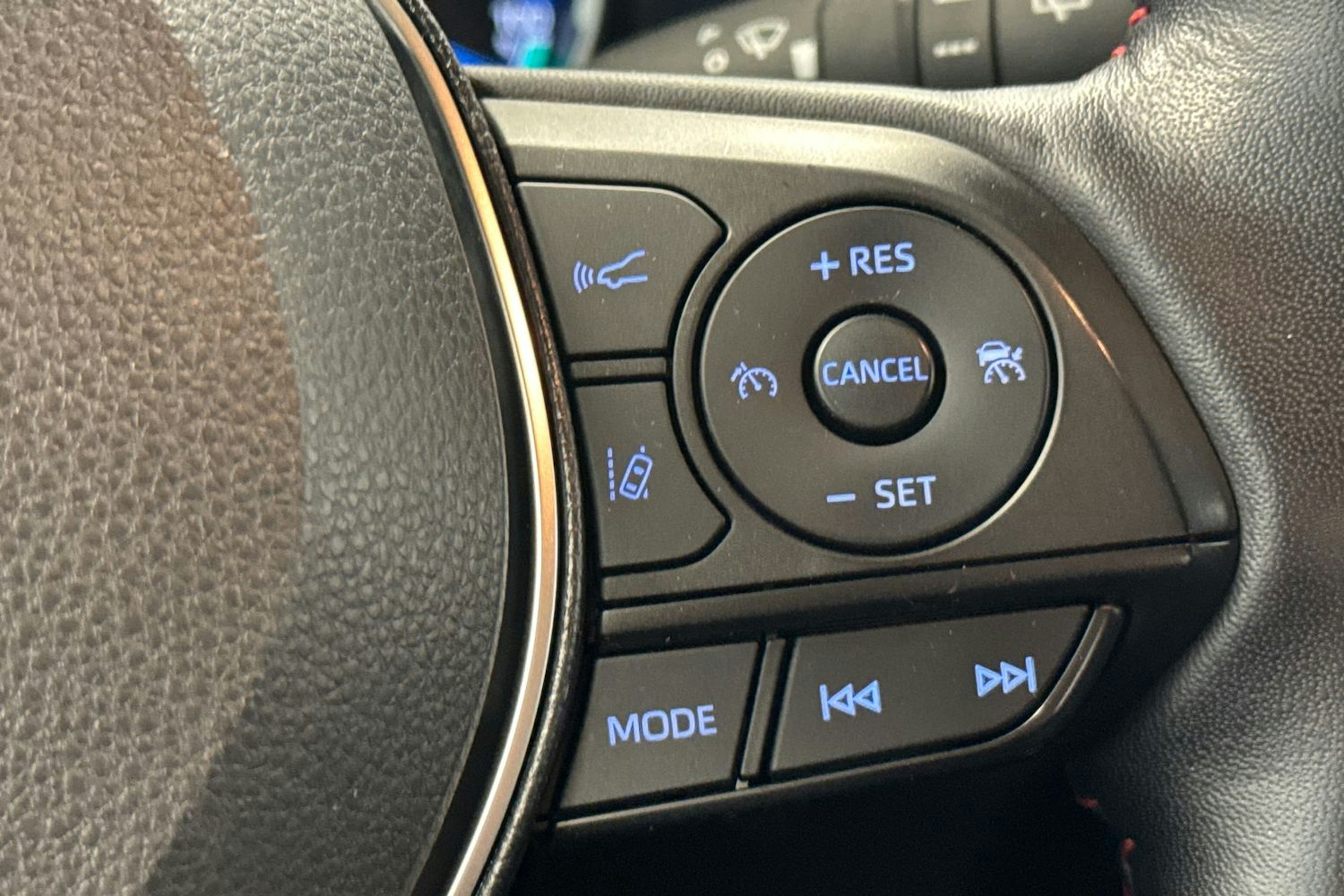 Harmaa Toyota RAV4 Plug-in 2021 kuva 16.