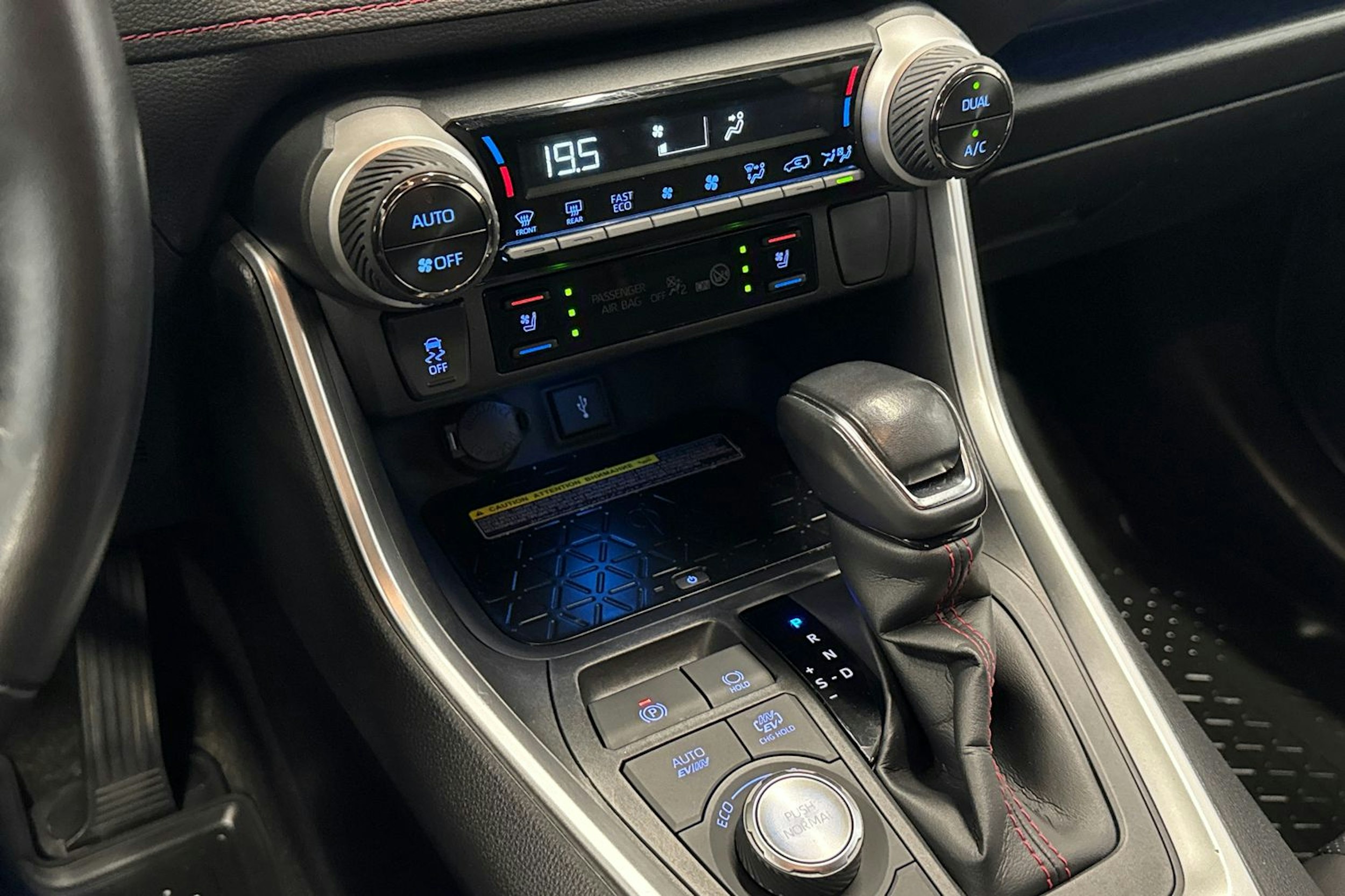 Harmaa Toyota RAV4 Plug-in 2021 kuva 19.