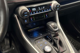 Harmaa Toyota RAV4 Plug-in 2021 kuva 19.