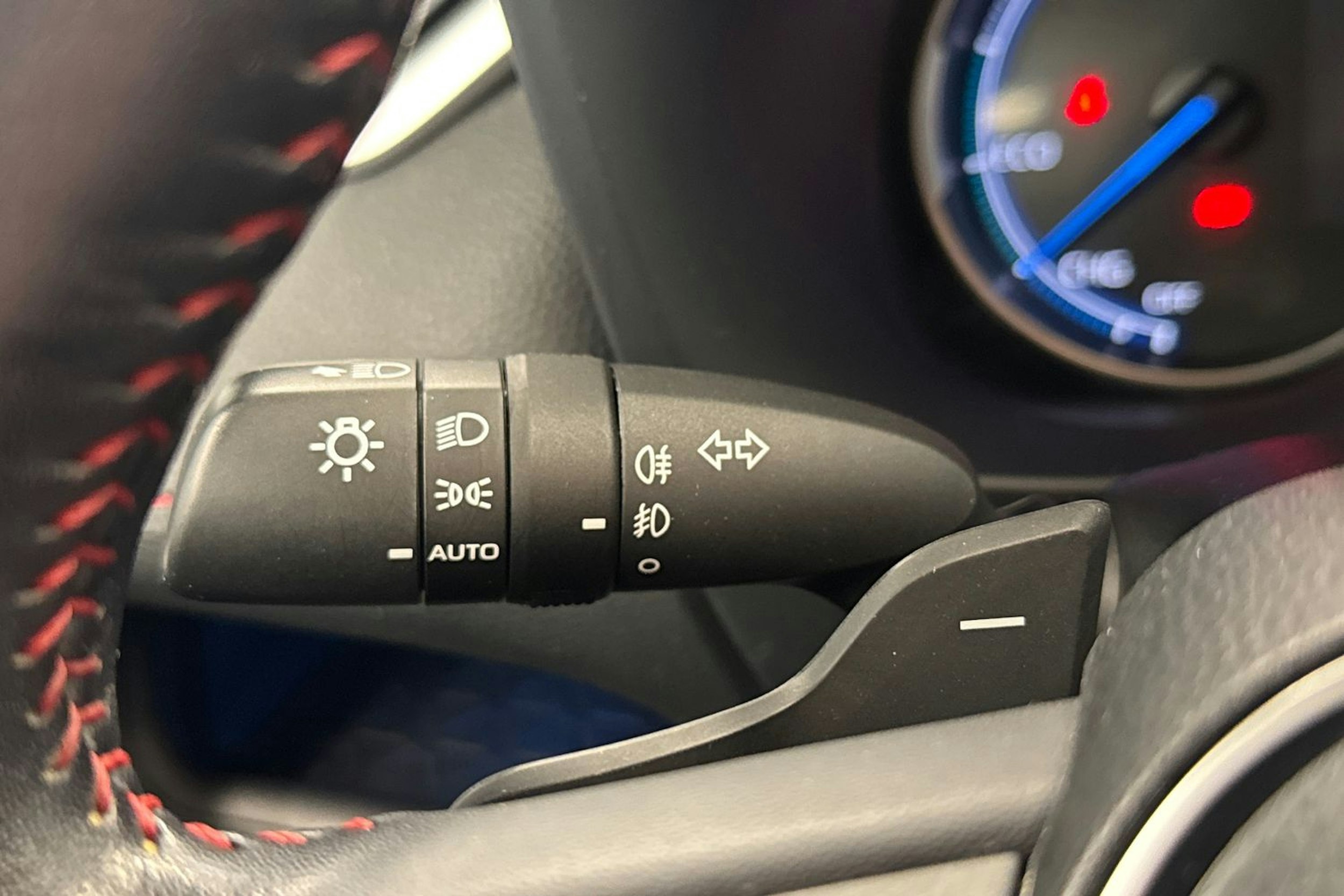 Harmaa Toyota RAV4 Plug-in 2021 kuva 22.