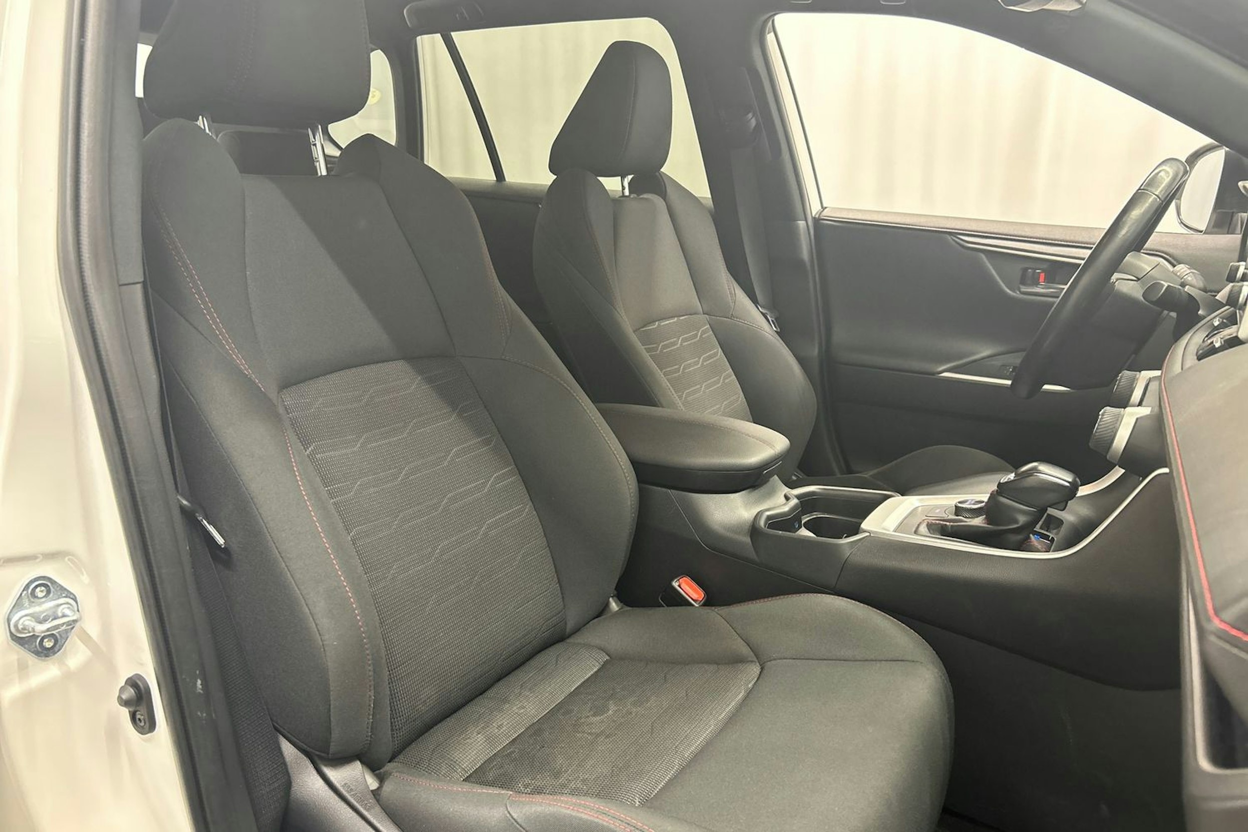 valkoinen Toyota RAV4 Plug-in 2021 kuva 14.