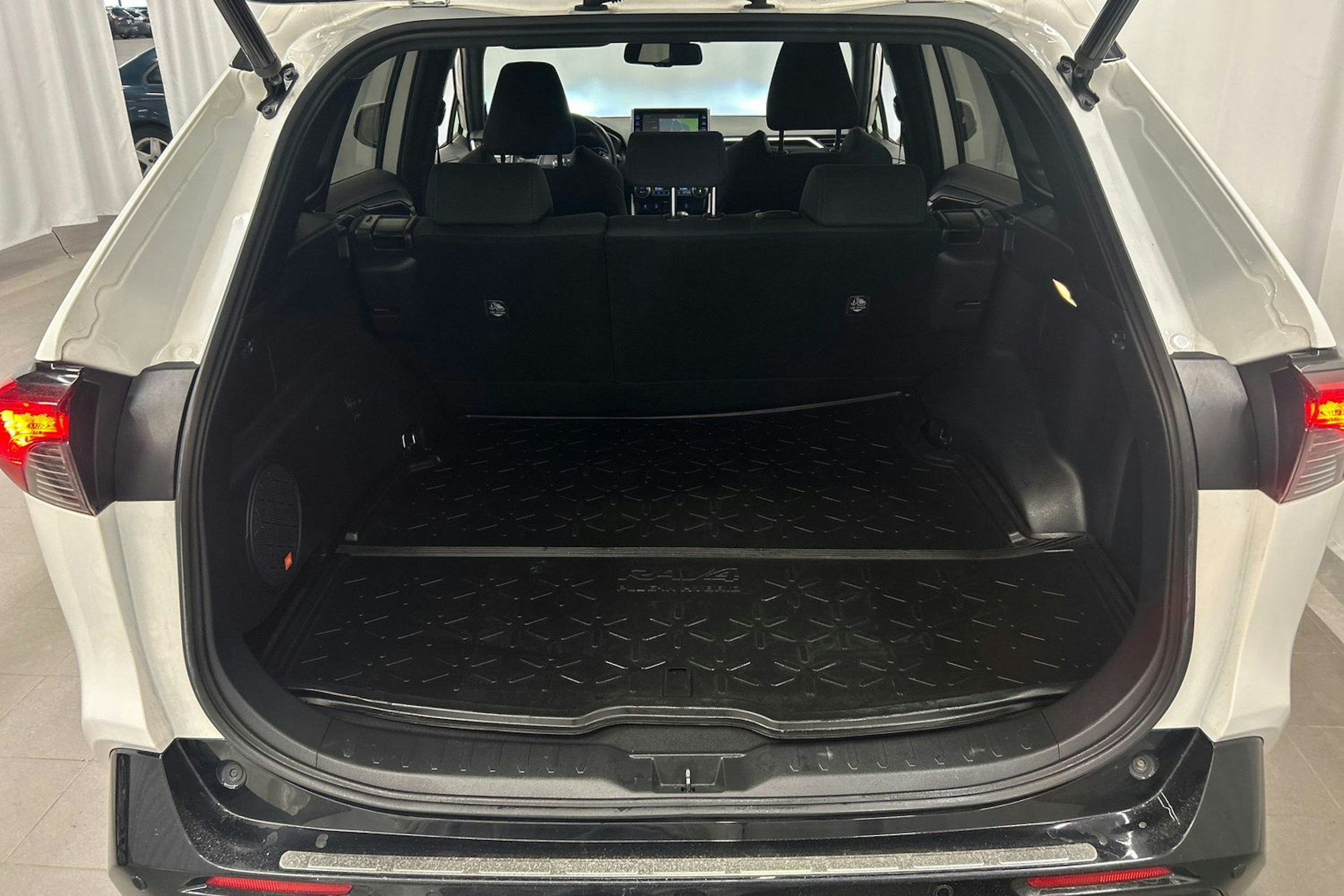 valkoinen Toyota RAV4 Plug-in 2021 kuva 16.