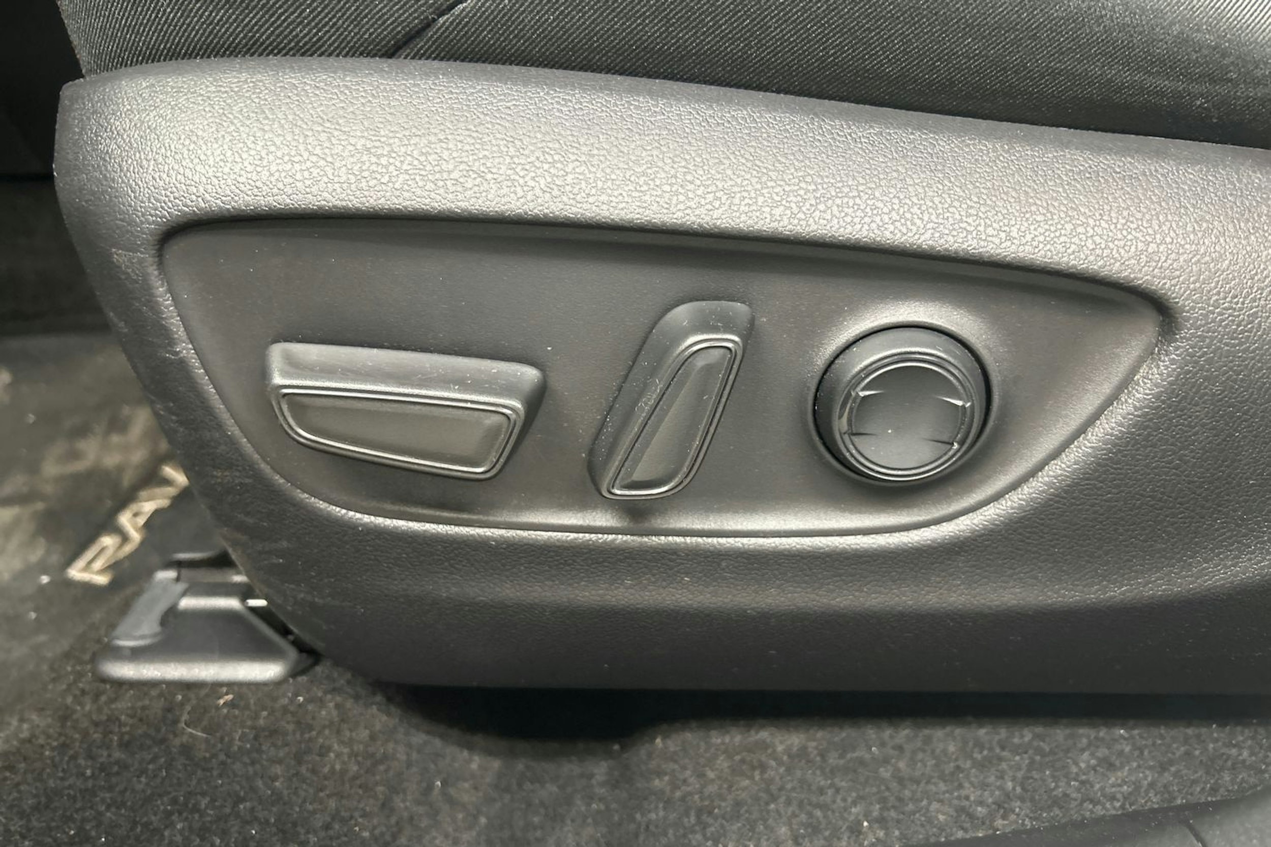 valkoinen Toyota RAV4 Plug-in 2021 kuva 18.