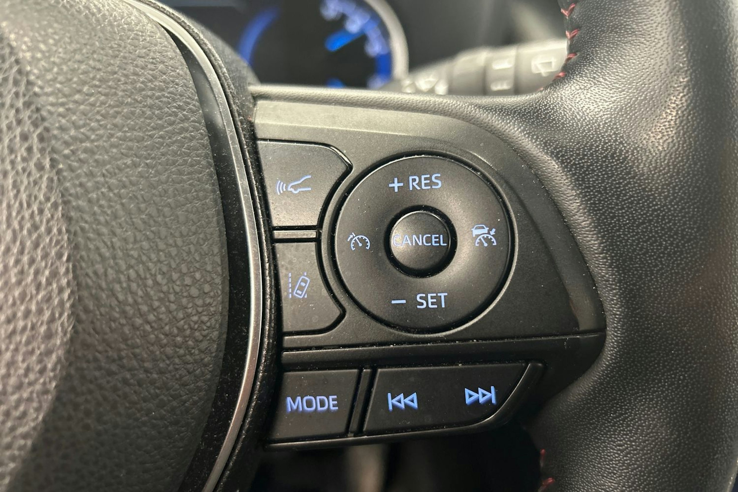 valkoinen Toyota RAV4 Plug-in 2021 kuva 21.