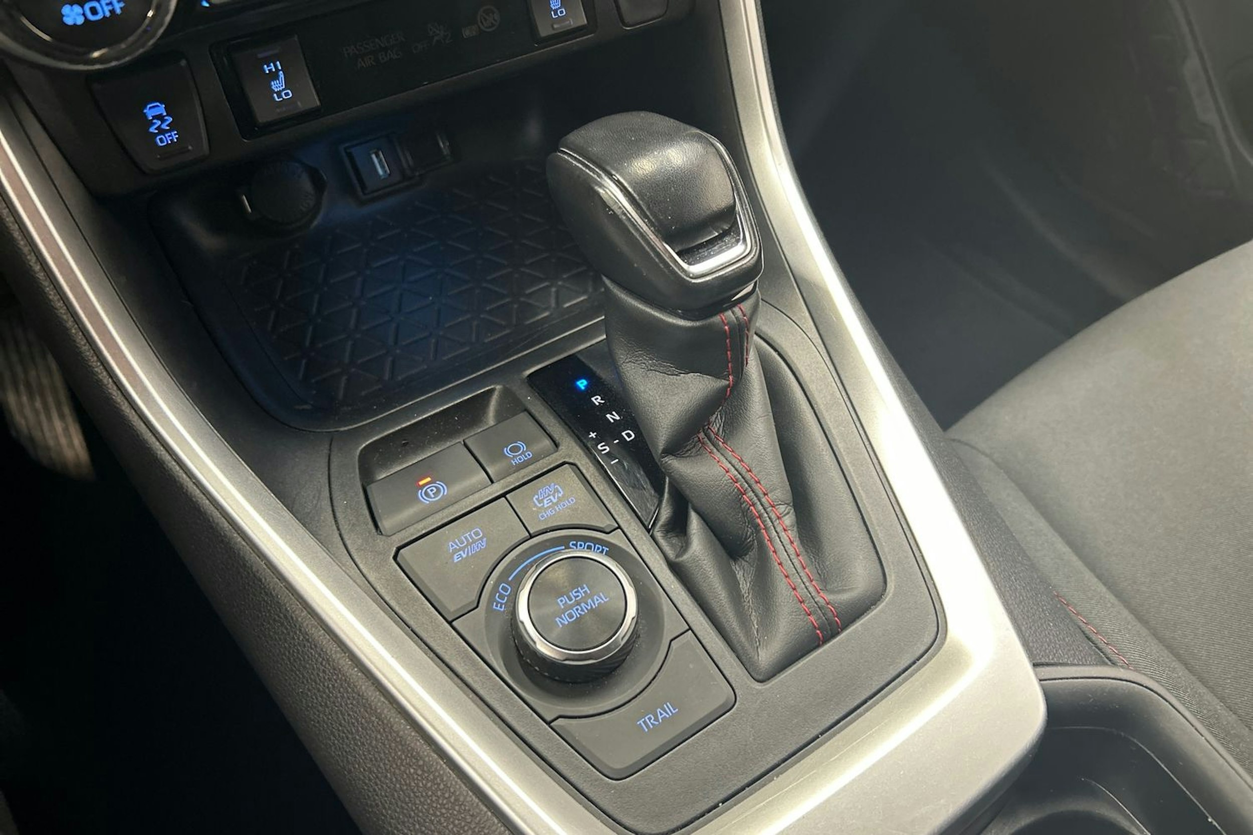 valkoinen Toyota RAV4 Plug-in 2021 kuva 27.