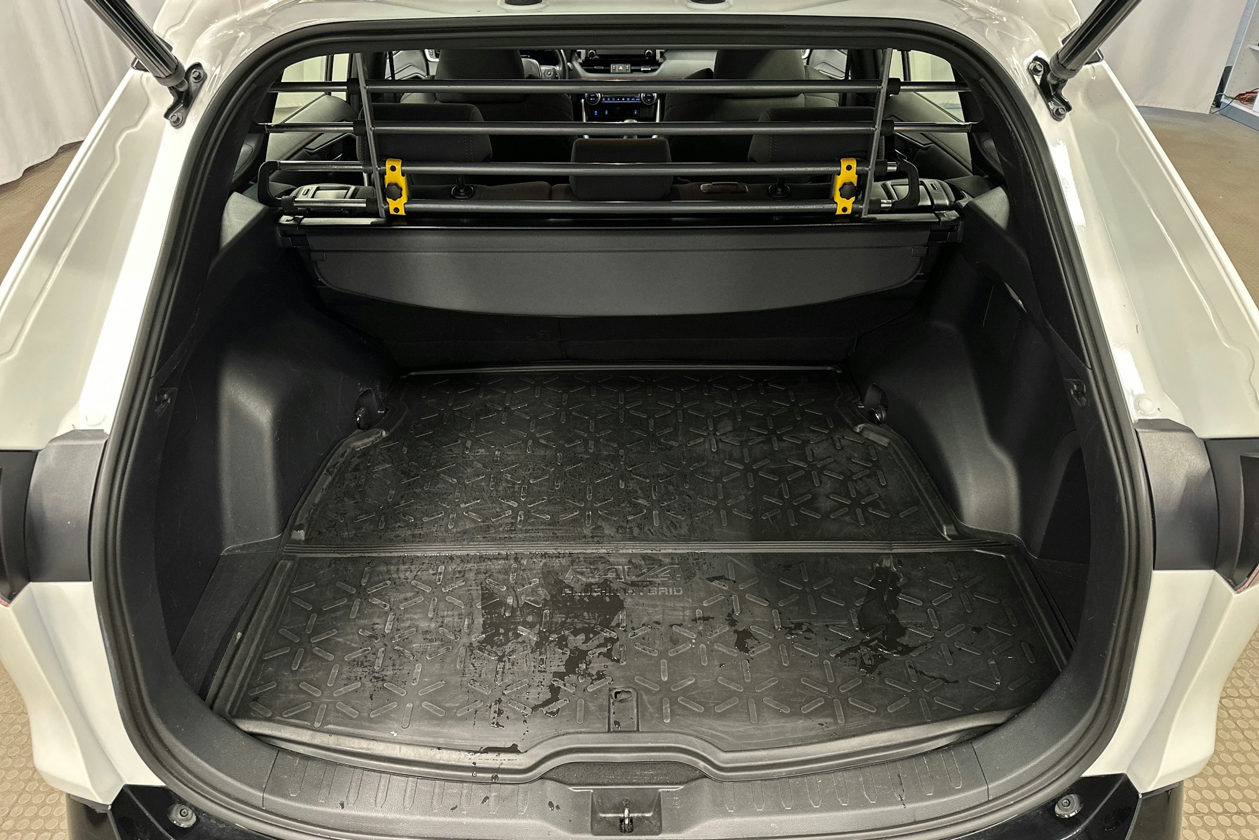 valkoinen Toyota RAV4 Plug-in 2022 kuva 14.