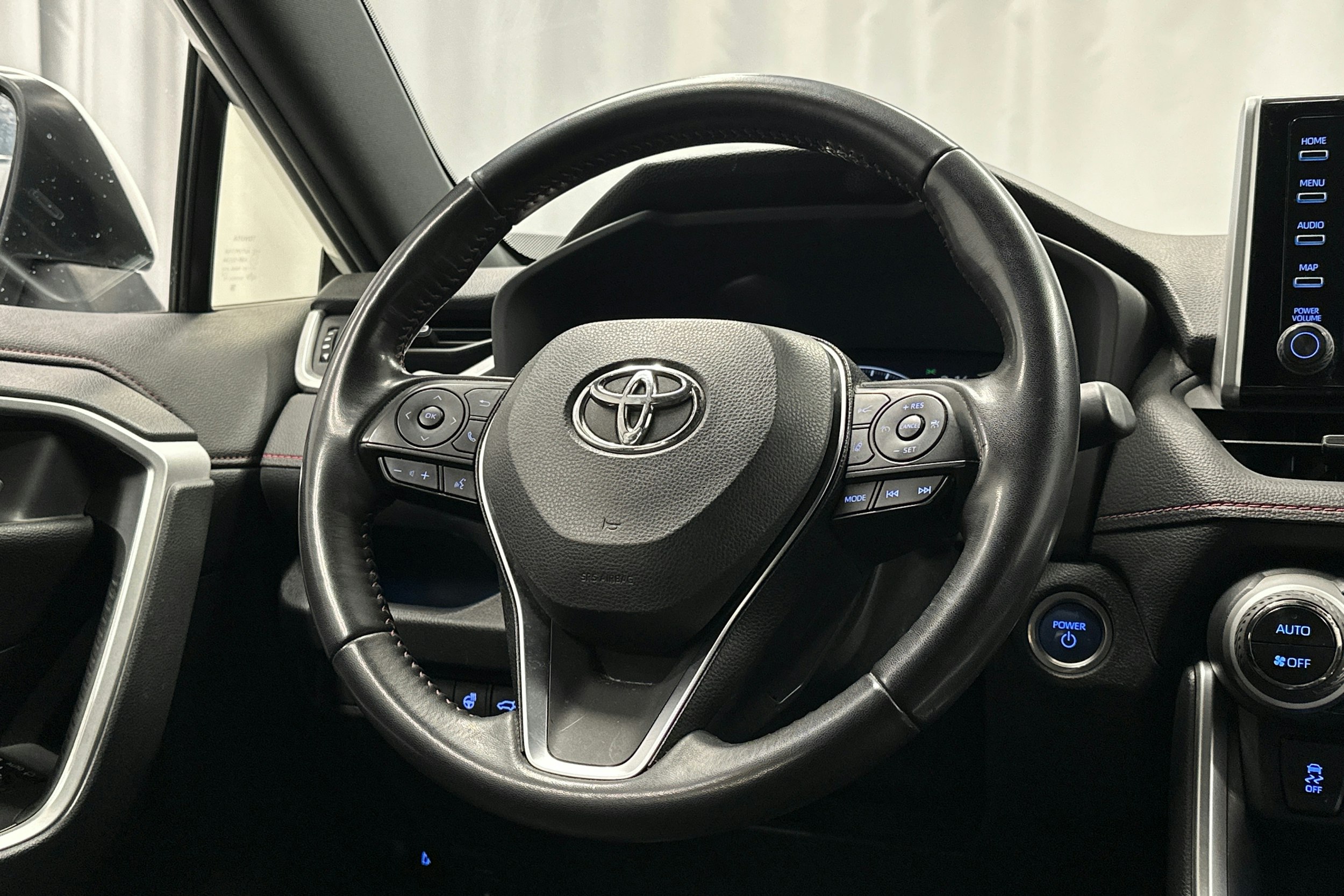 valkoinen Toyota RAV4 Plug-in 2022 kuva 16.