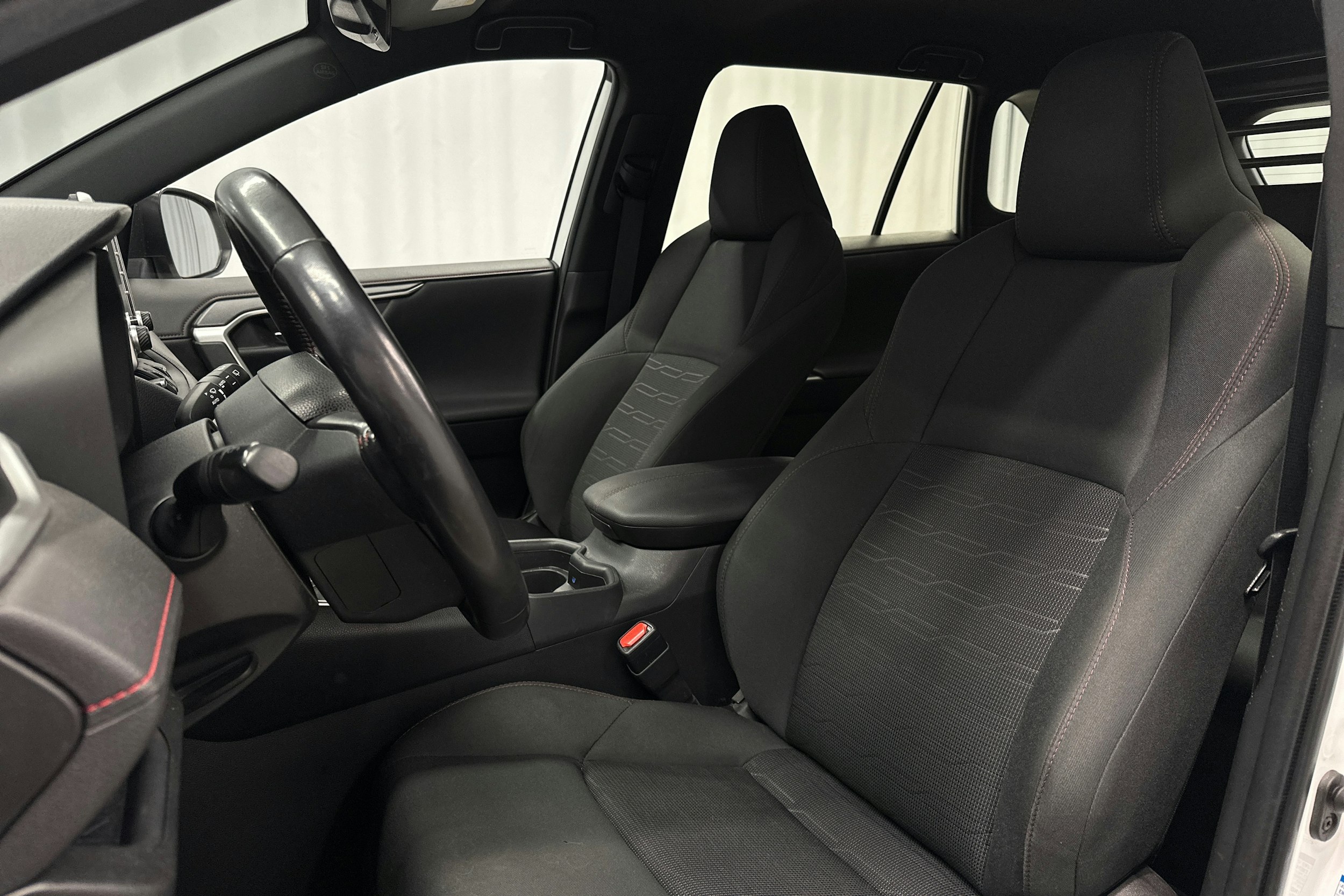 valkoinen Toyota RAV4 Plug-in 2022 kuva 17.