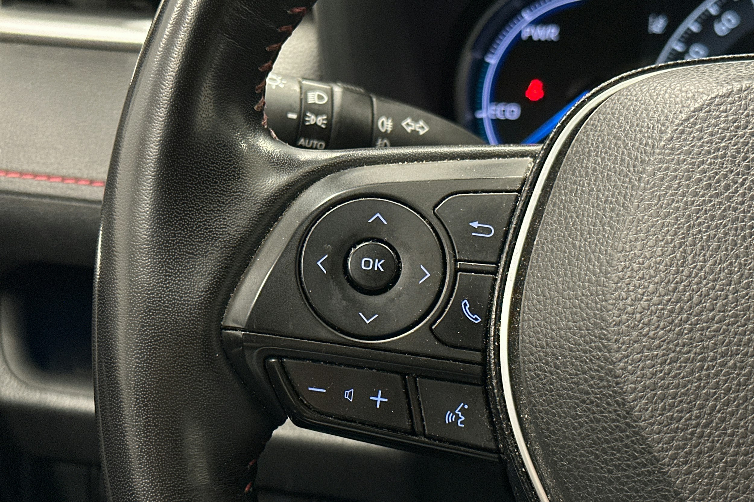 valkoinen Toyota RAV4 Plug-in 2022 kuva 19.