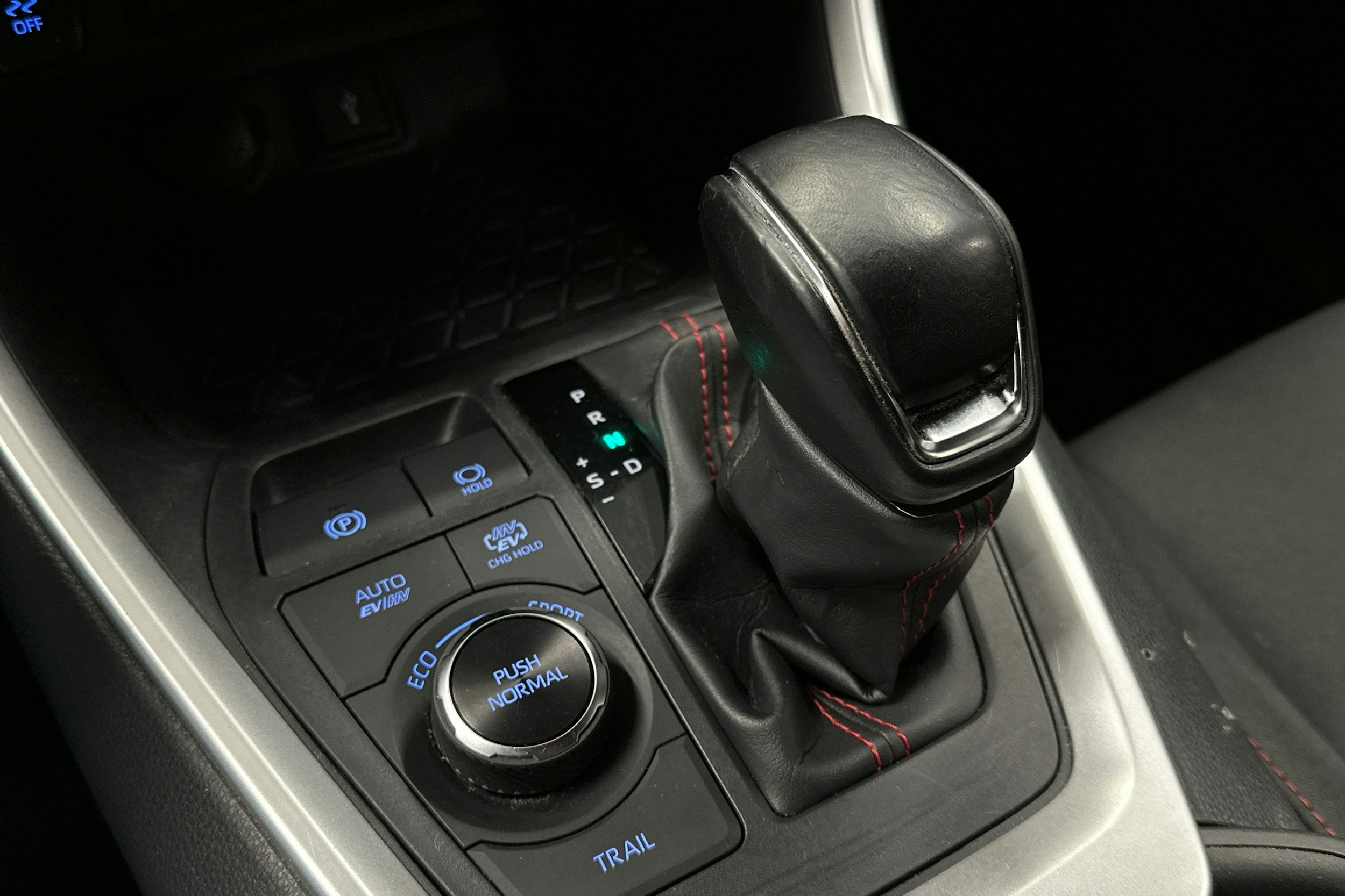 valkoinen Toyota RAV4 Plug-in 2022 kuva 26.