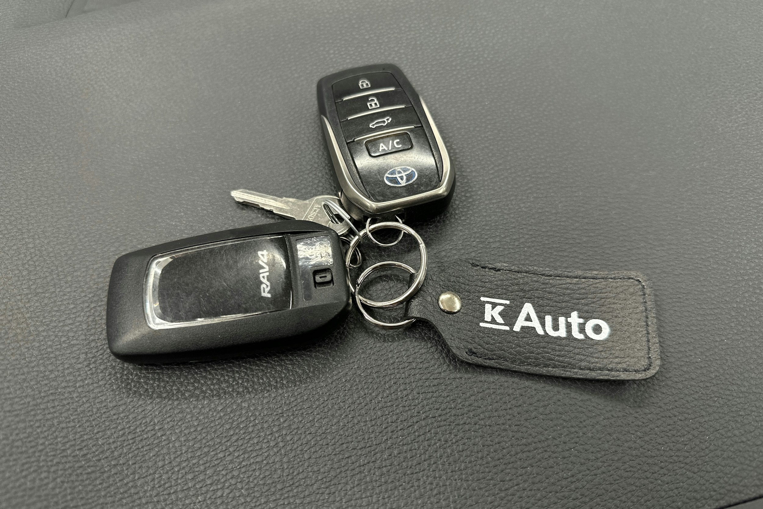 valkoinen Toyota RAV4 Plug-in 2022 kuva 27.