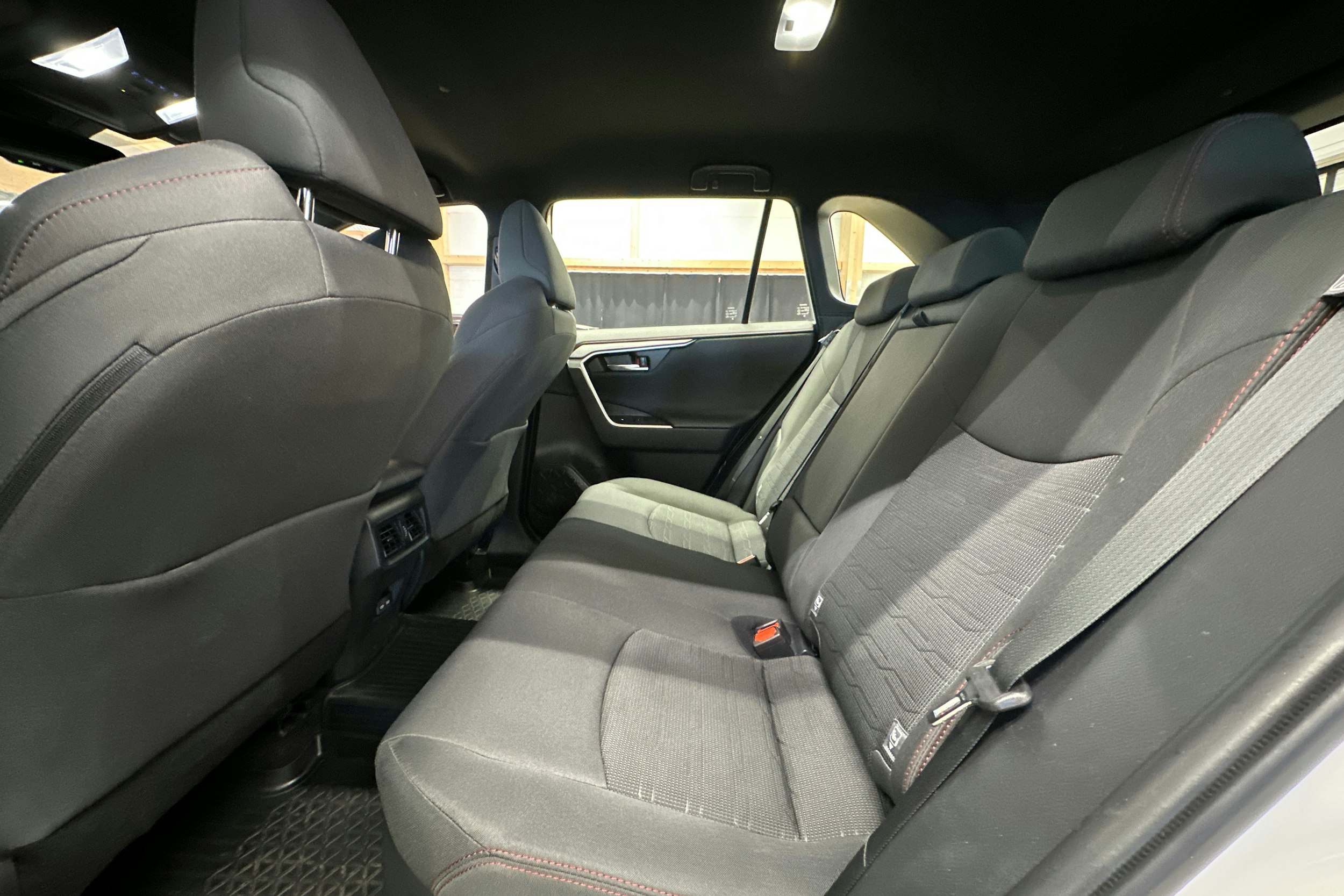 valkoinen Toyota RAV4 Plug-in 2022 kuva 8.