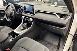 valkoinen Toyota RAV4 Plug-in 2022 kuva 9.