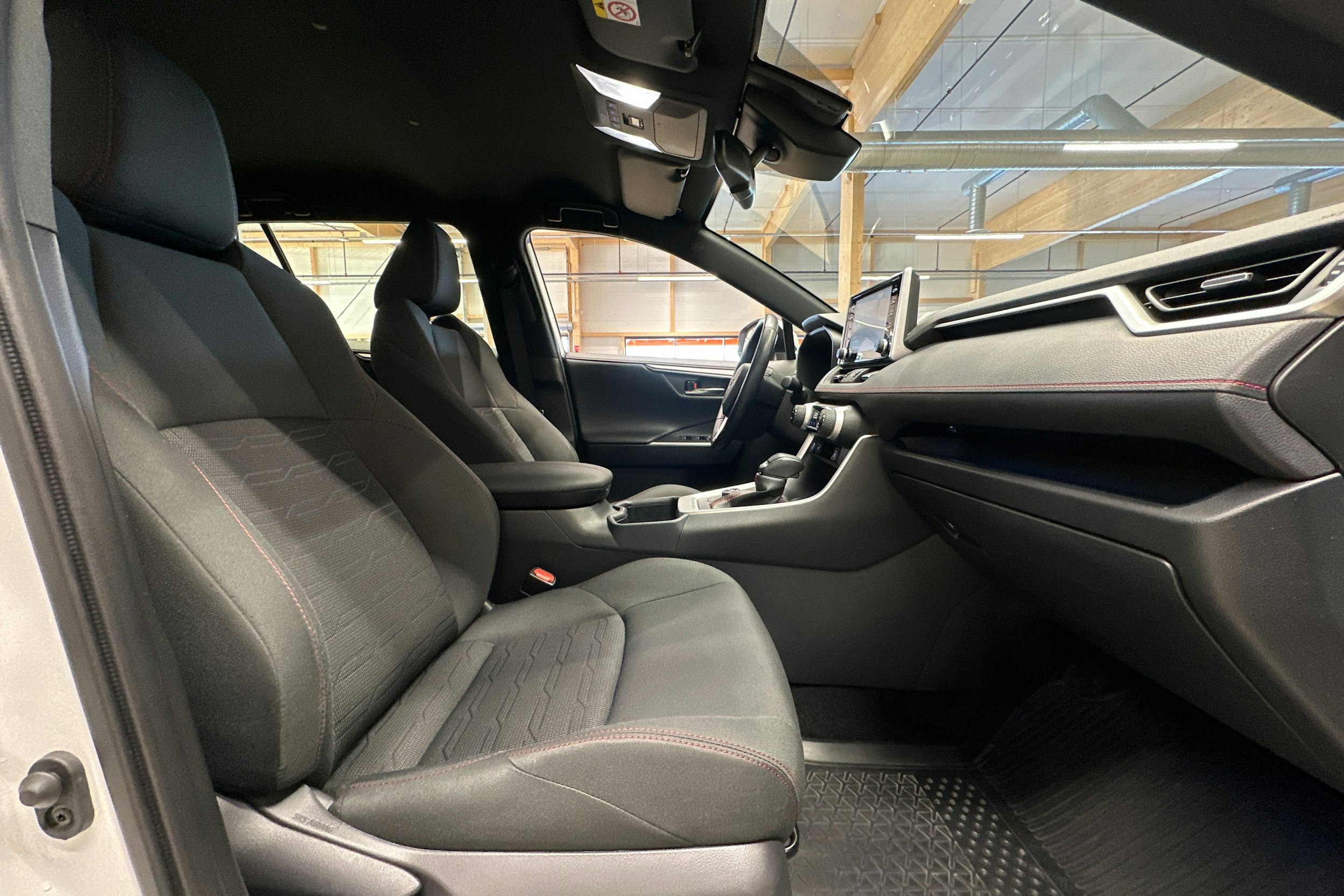 valkoinen Toyota RAV4 Plug-in 2022 kuva 10.