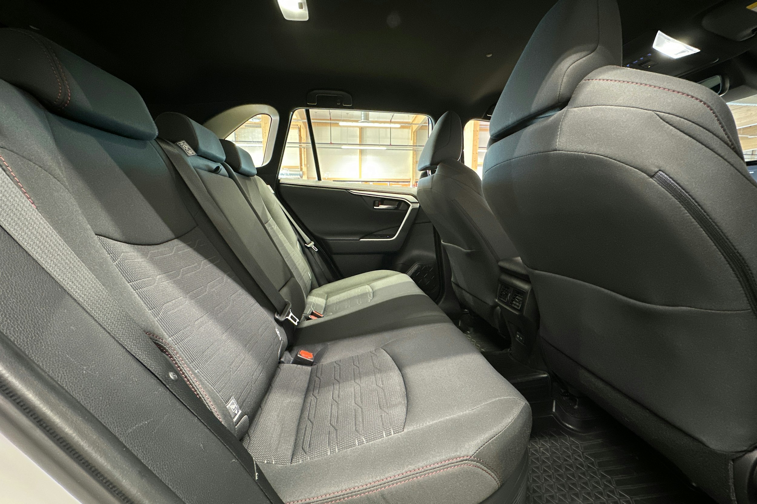 valkoinen Toyota RAV4 Plug-in 2022 kuva 11.