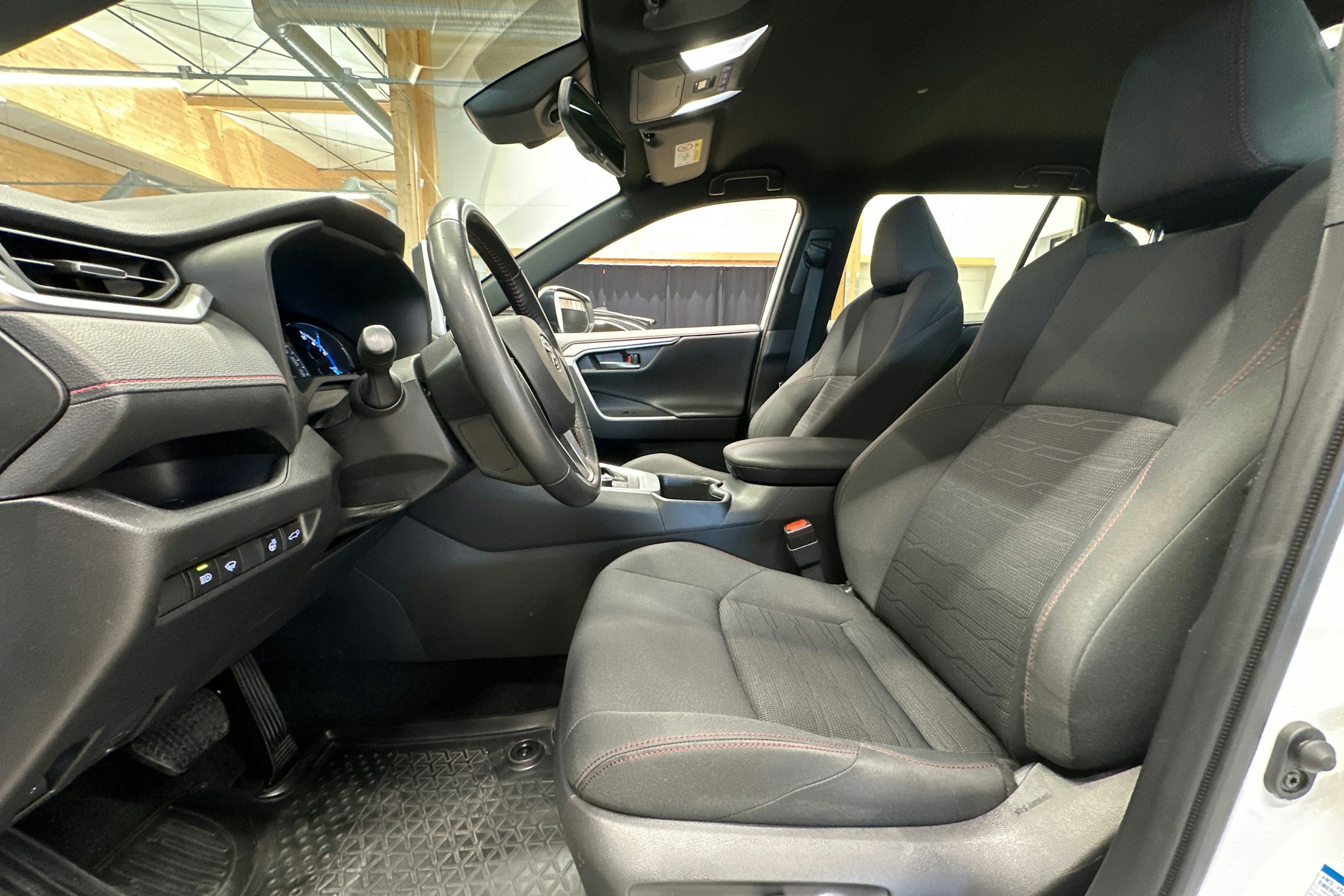 valkoinen Toyota RAV4 Plug-in 2022 kuva 12.