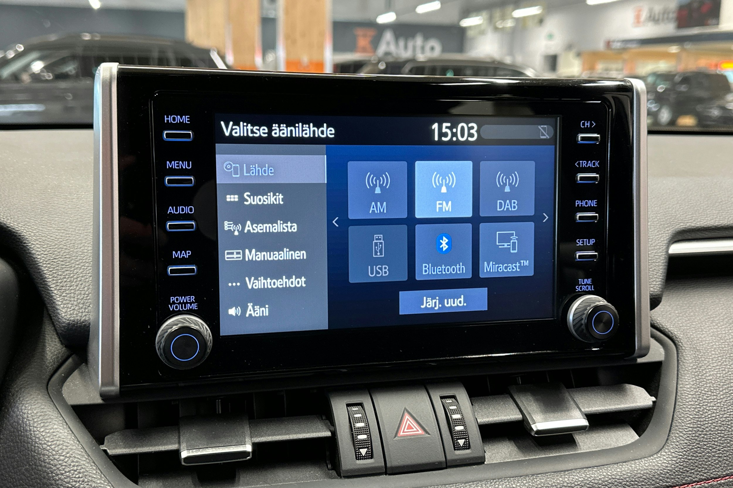 valkoinen Toyota RAV4 Plug-in 2022 kuva 16.