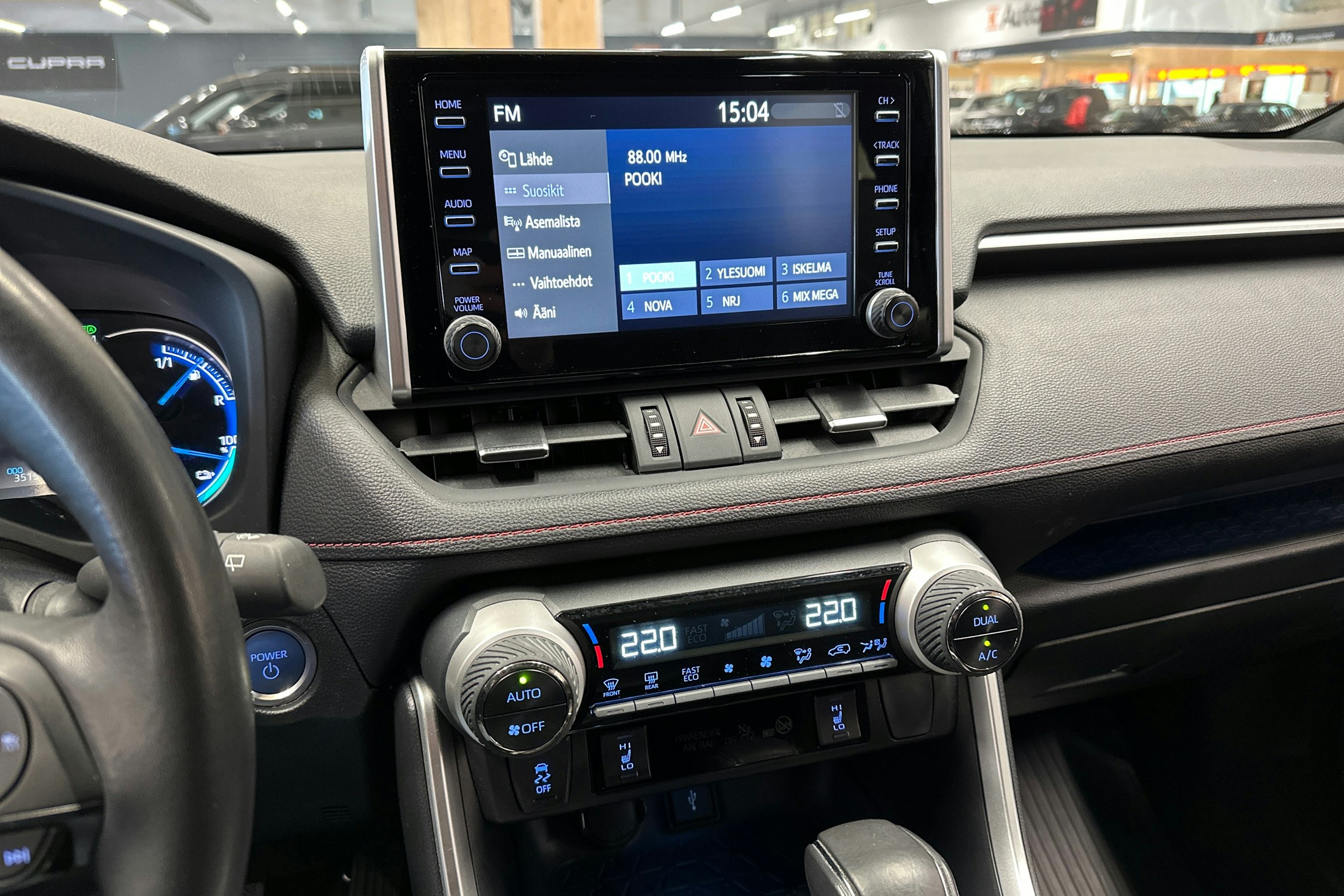 valkoinen Toyota RAV4 Plug-in 2022 kuva 18.