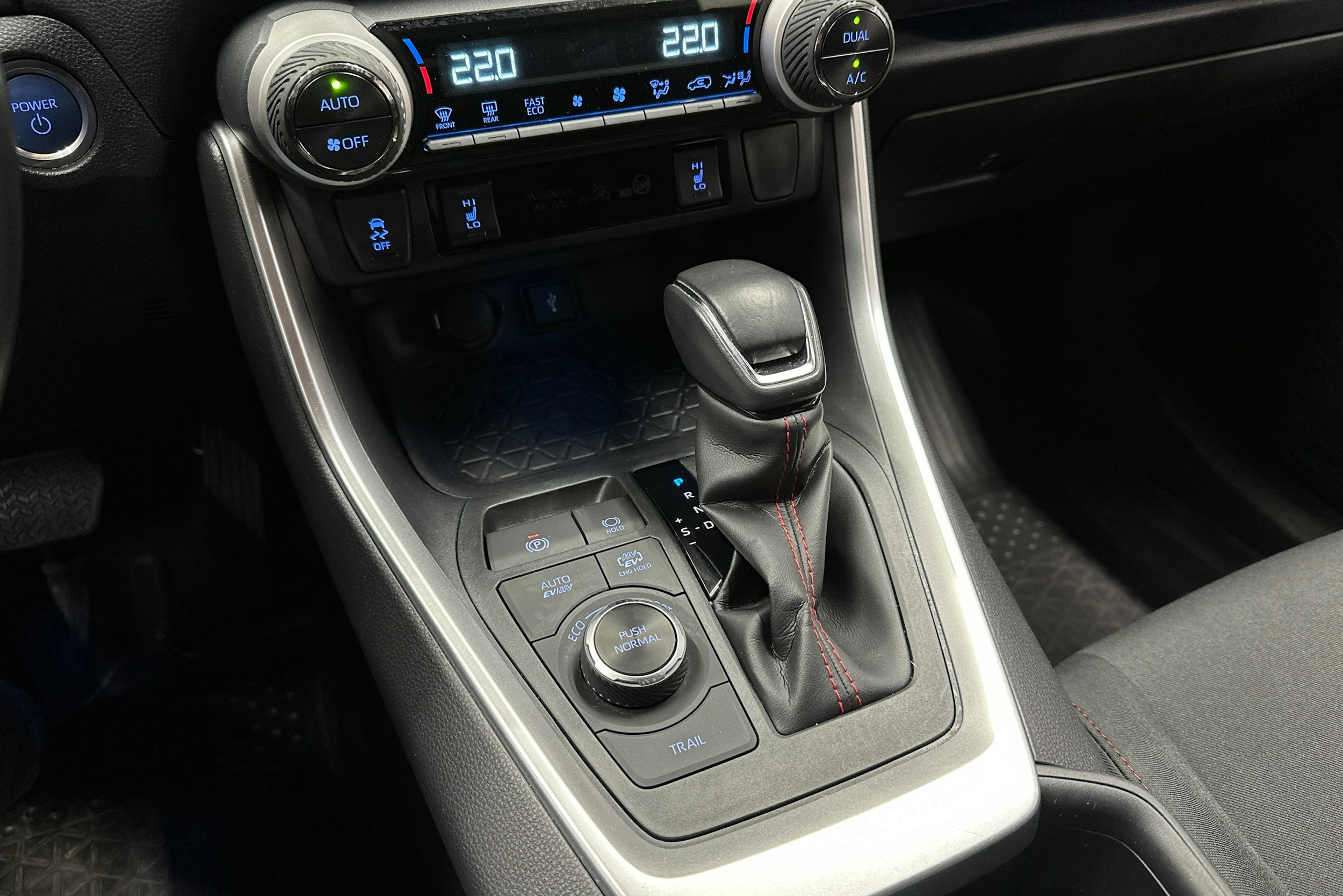 valkoinen Toyota RAV4 Plug-in 2022 kuva 19.