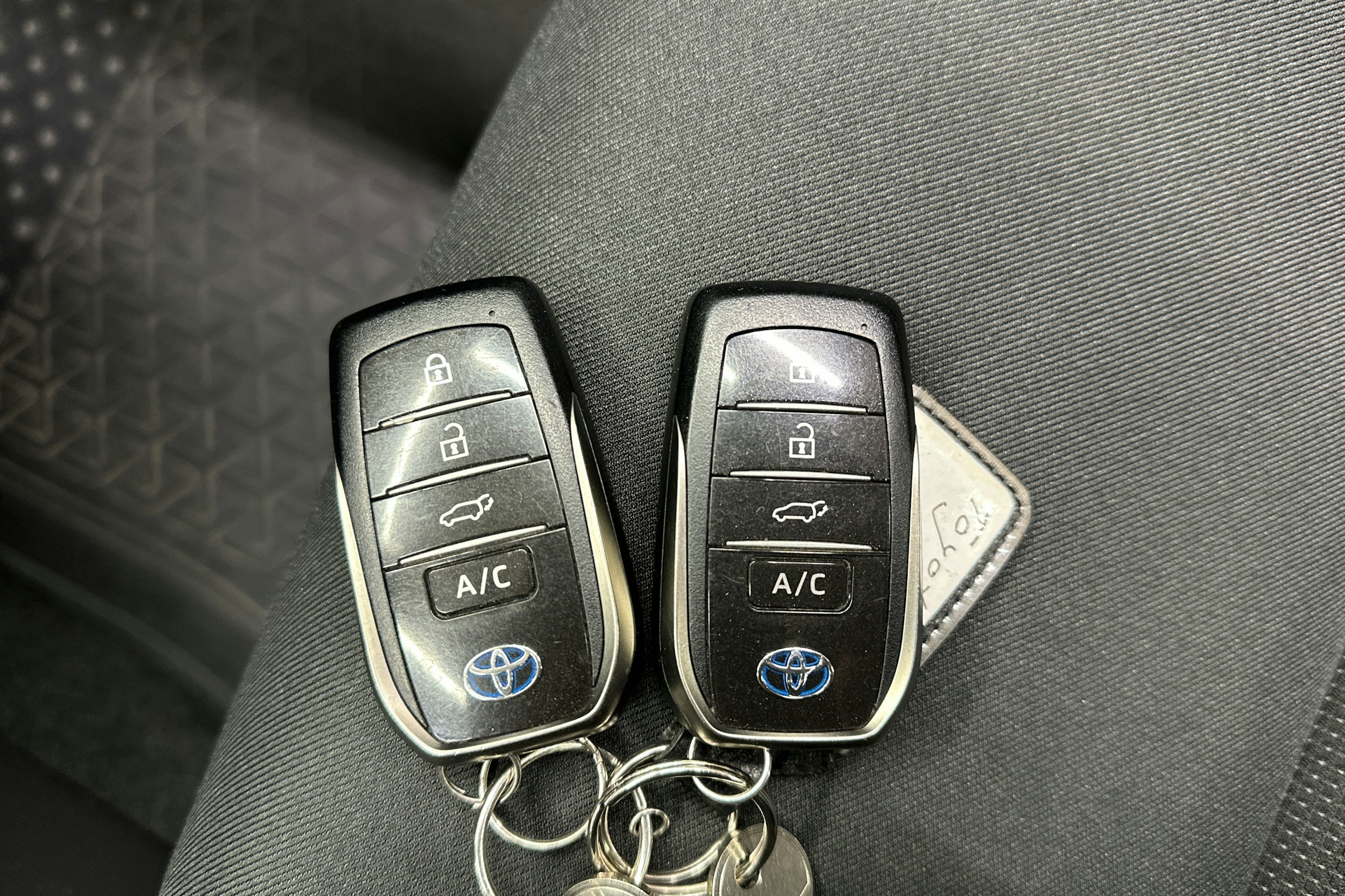 valkoinen Toyota RAV4 Plug-in 2022 kuva 20.