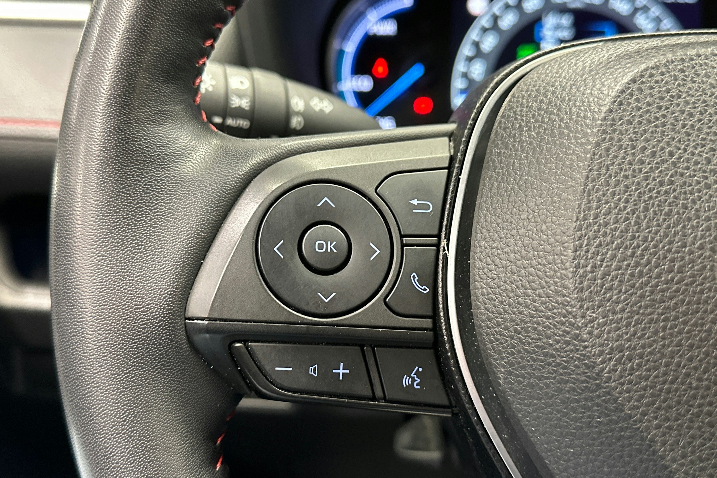 valkoinen Toyota RAV4 Plug-in 2022 kuva 23.
