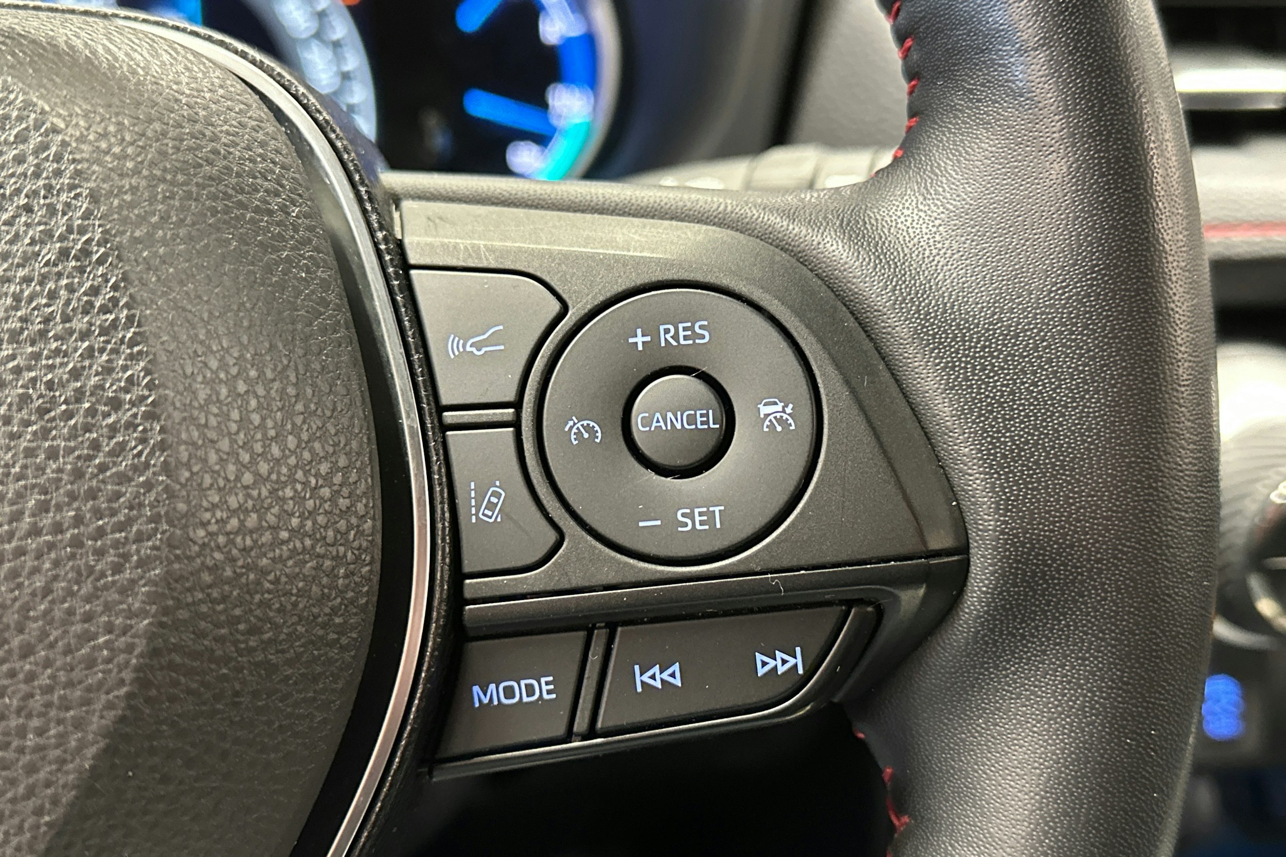 valkoinen Toyota RAV4 Plug-in 2022 kuva 24.