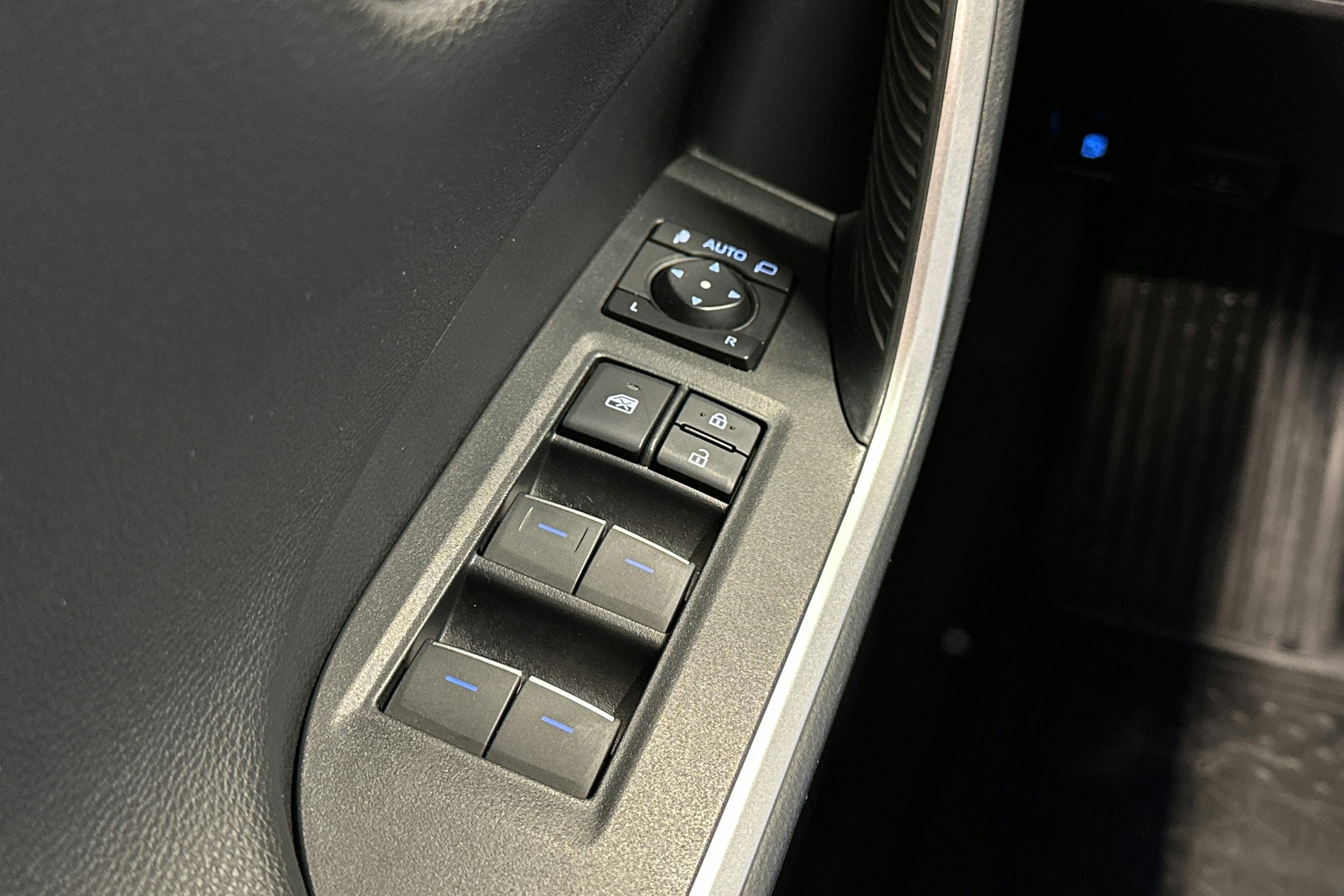 valkoinen Toyota RAV4 Plug-in 2022 kuva 26.