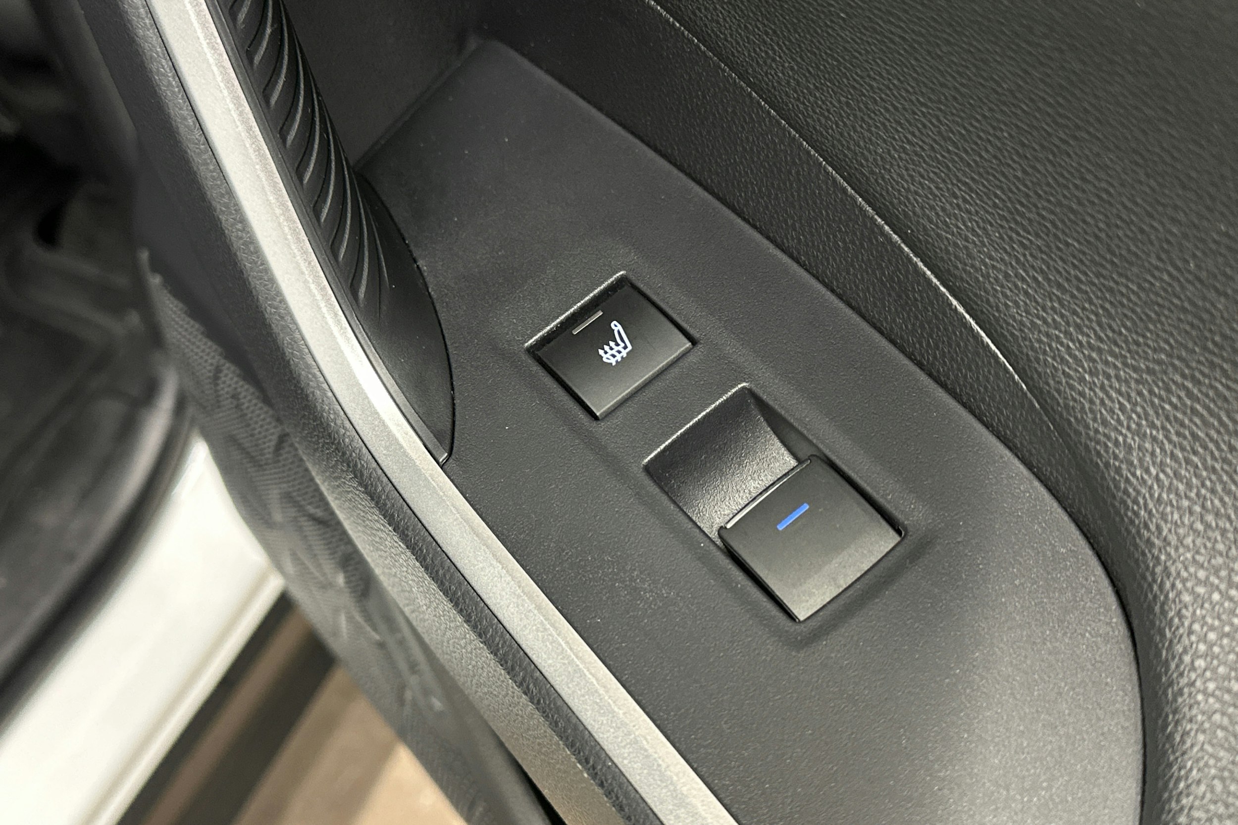 valkoinen Toyota RAV4 Plug-in 2022 kuva 27.