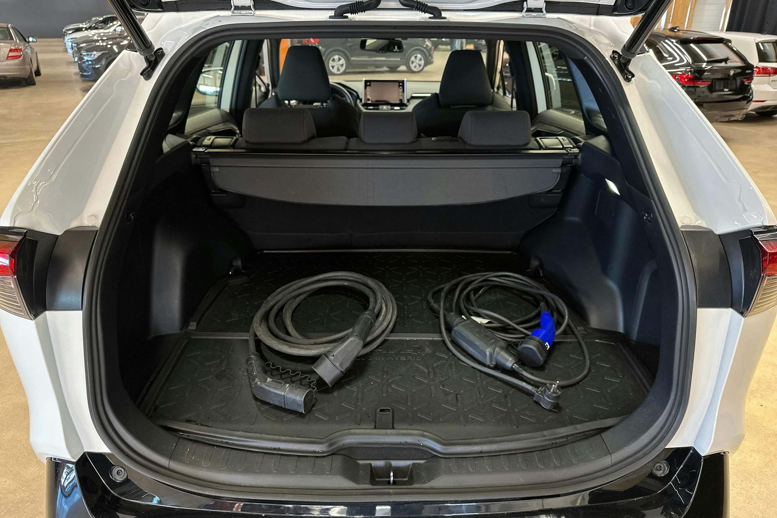 valkoinen Toyota RAV4 Plug-in 2022 kuva 28.