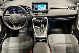 Valkoinen Toyota RAV4 Plug-in 2022 kuva 9.