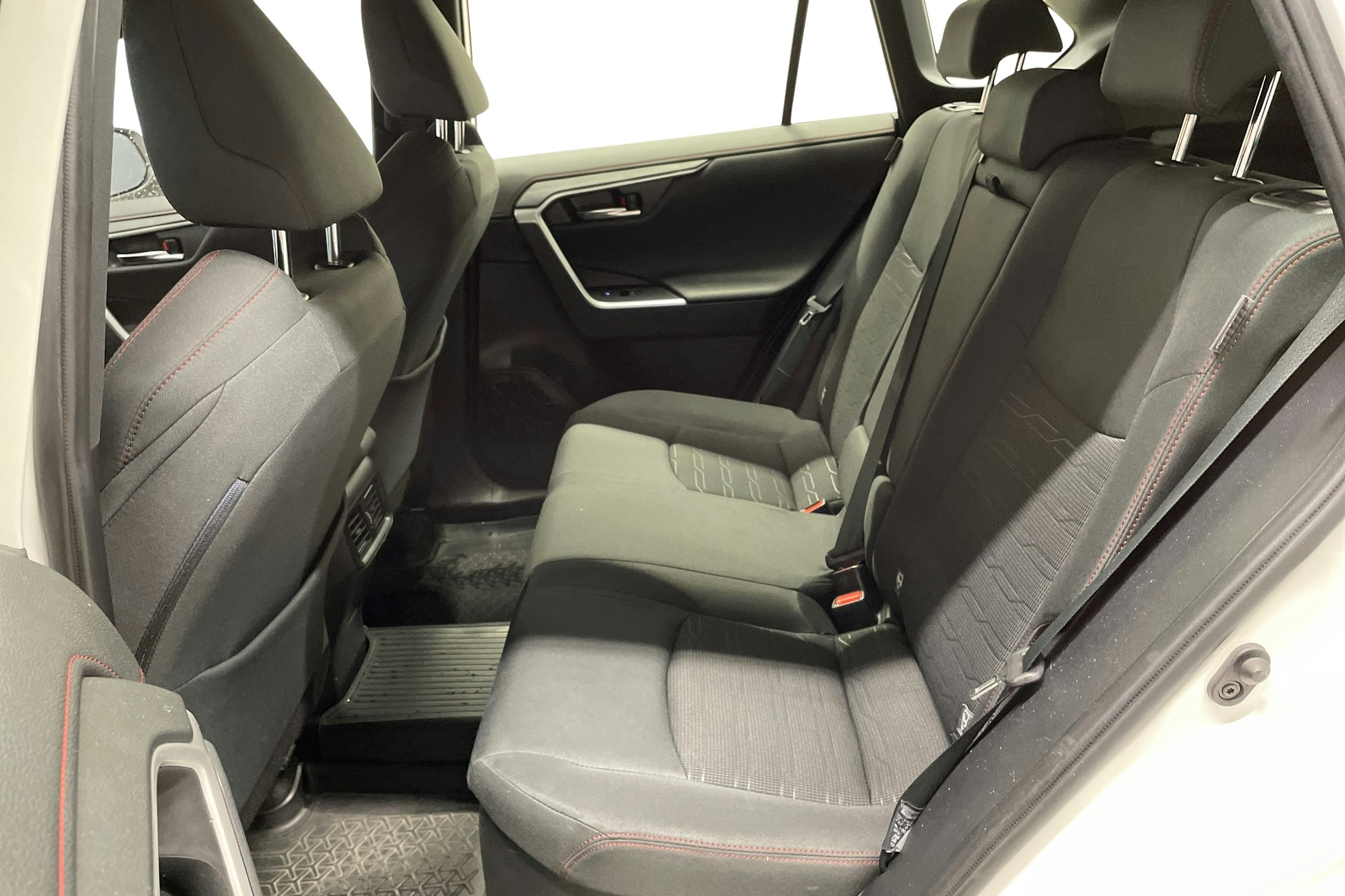 Valkoinen Toyota RAV4 Plug-in 2022 kuva 10.