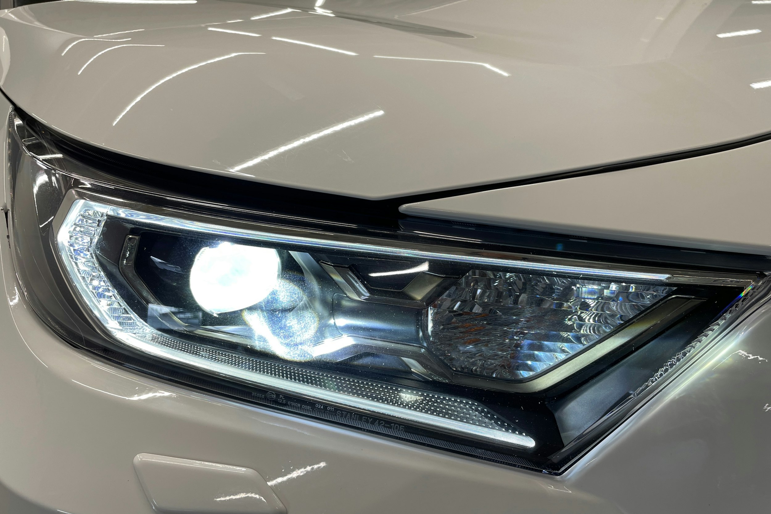 Valkoinen Toyota RAV4 Plug-in 2022 kuva 14.