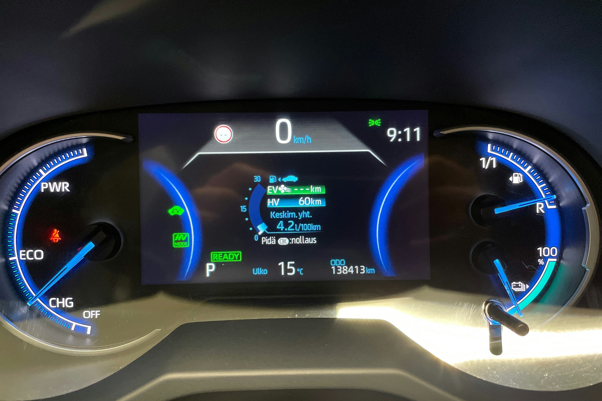 Valkoinen Toyota RAV4 Plug-in 2022 kuva 16.