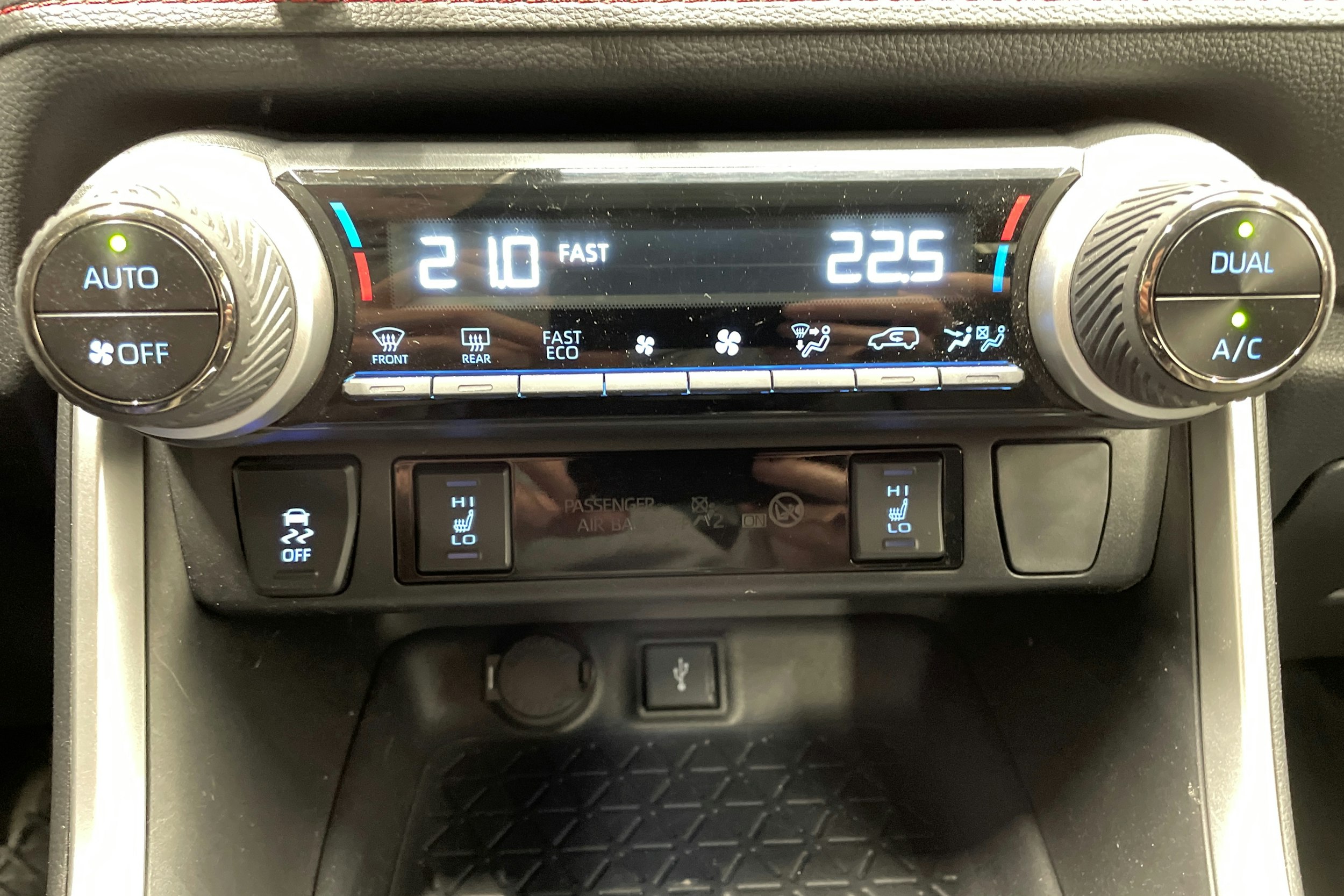 Valkoinen Toyota RAV4 Plug-in 2022 kuva 21.