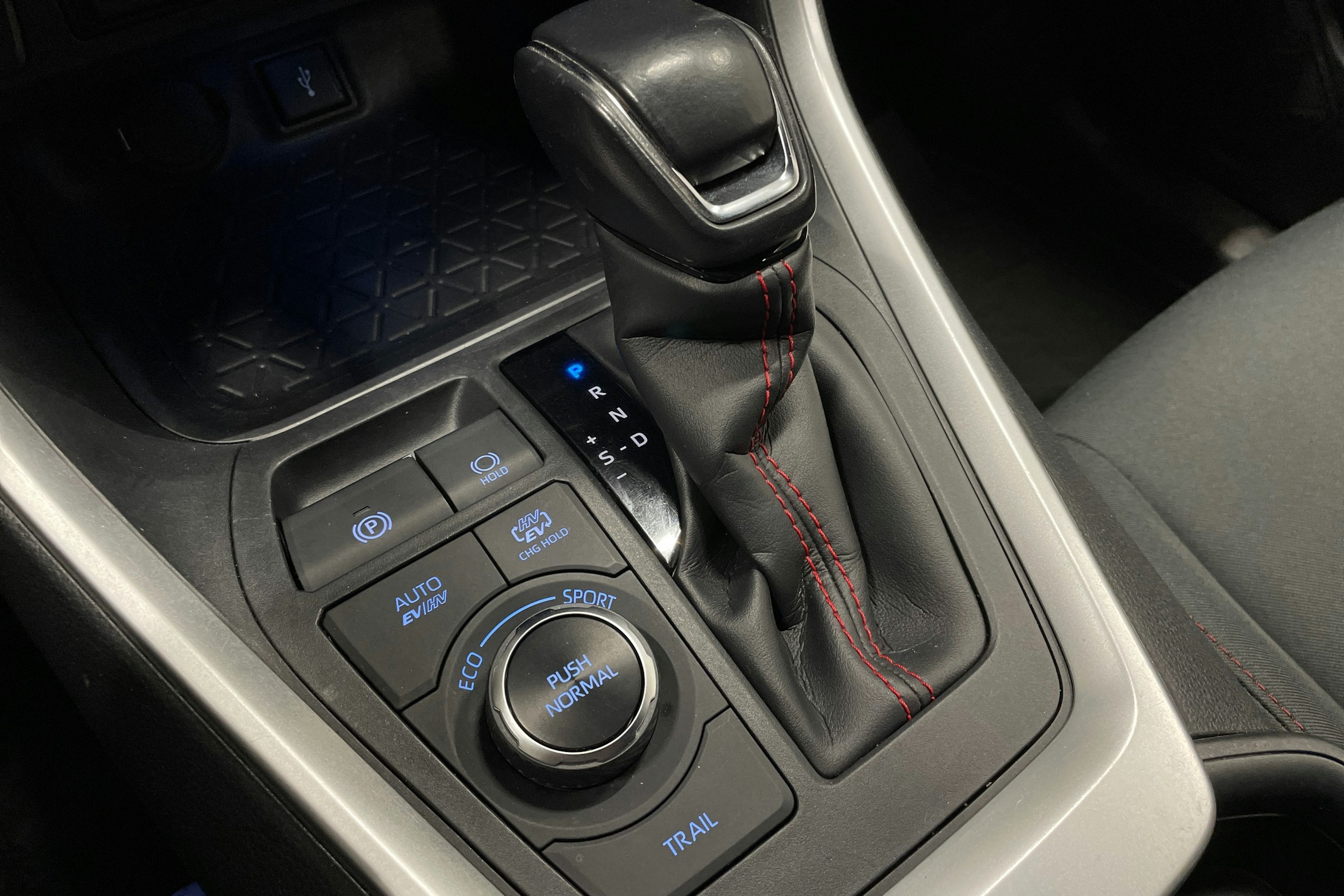 Valkoinen Toyota RAV4 Plug-in 2022 kuva 22.