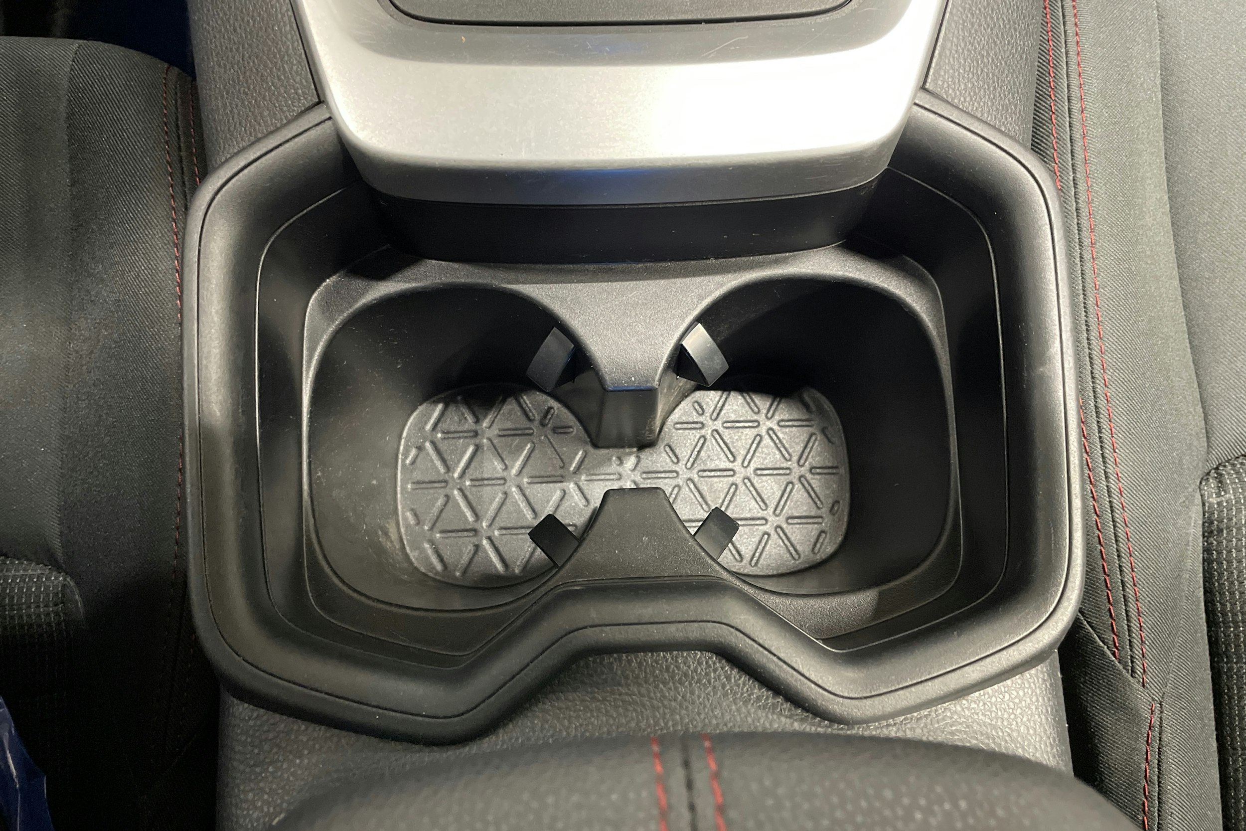 Valkoinen Toyota RAV4 Plug-in 2022 kuva 23.